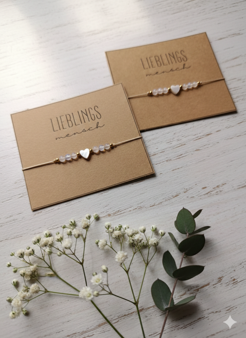 Zartes Herz Armband mit Mondstein und Rosenquarz Perlen. Passend auf einer Geschenkkarte mit der Aufschrift 'Lieblingsmensch' 