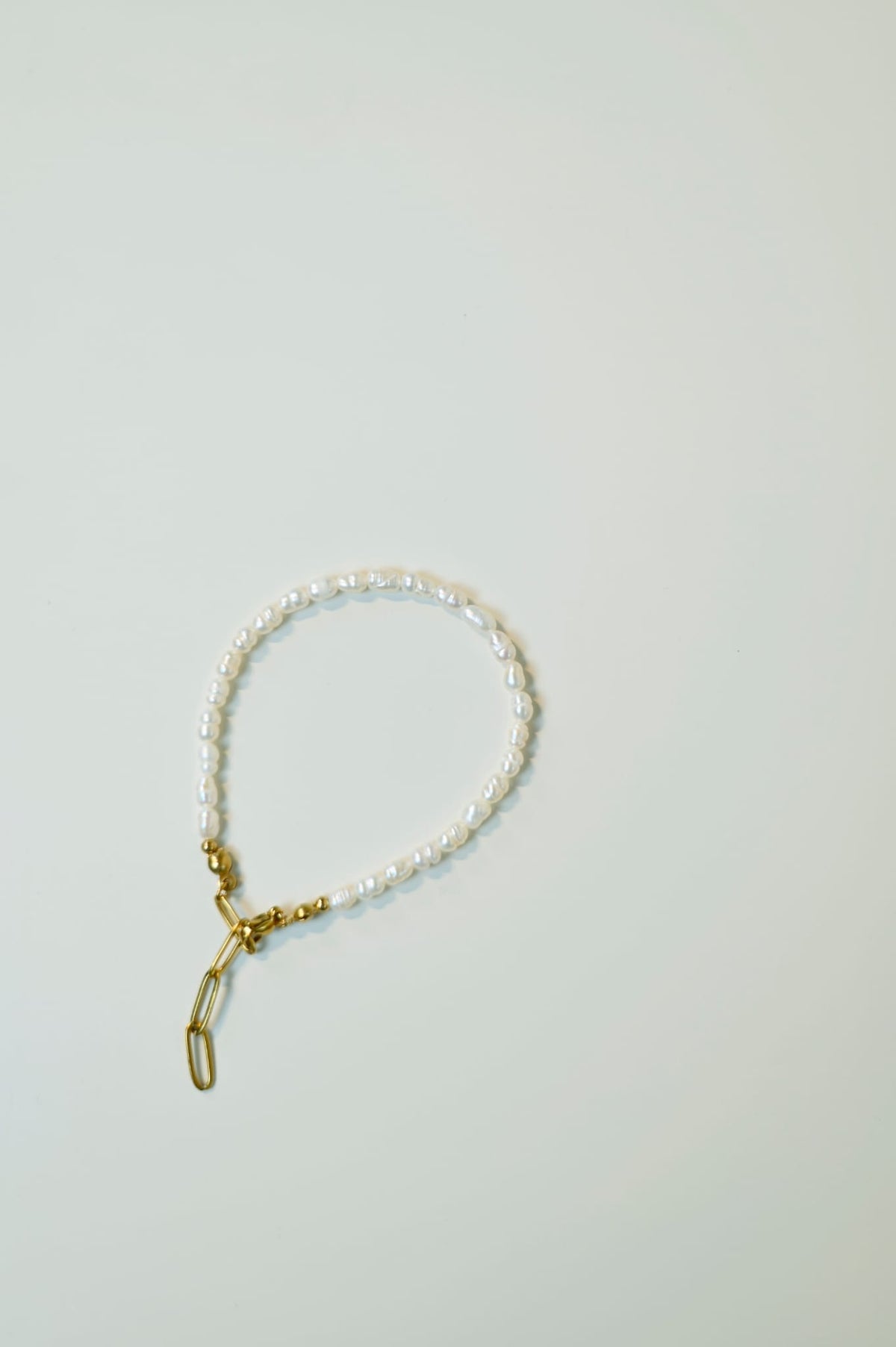 Klassische Süßwasserperlen Armkette - weiße Süßwasserperlen goldener Karabinerverschluss