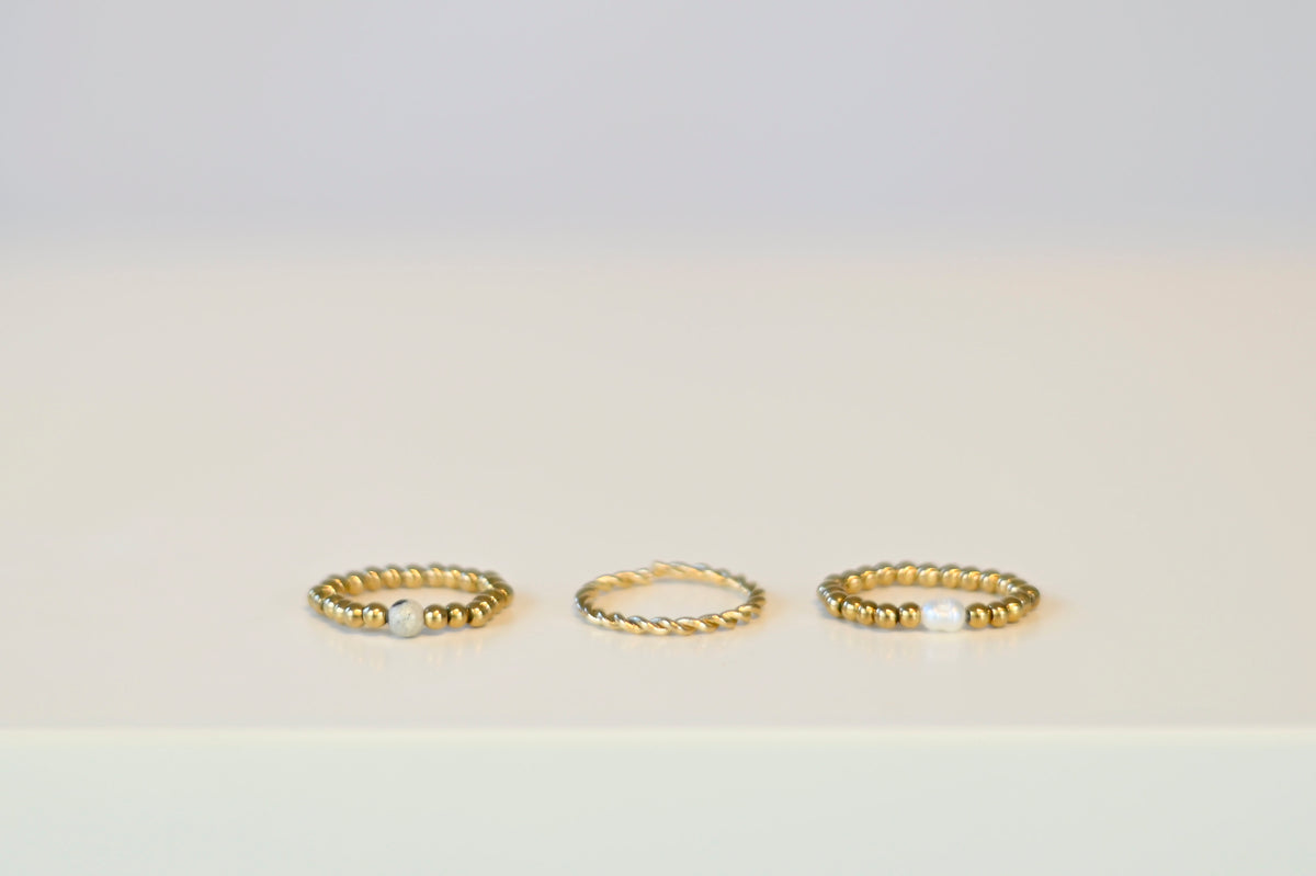 goldener Perlenring mit Dalmatiner-Jaspis-Perle