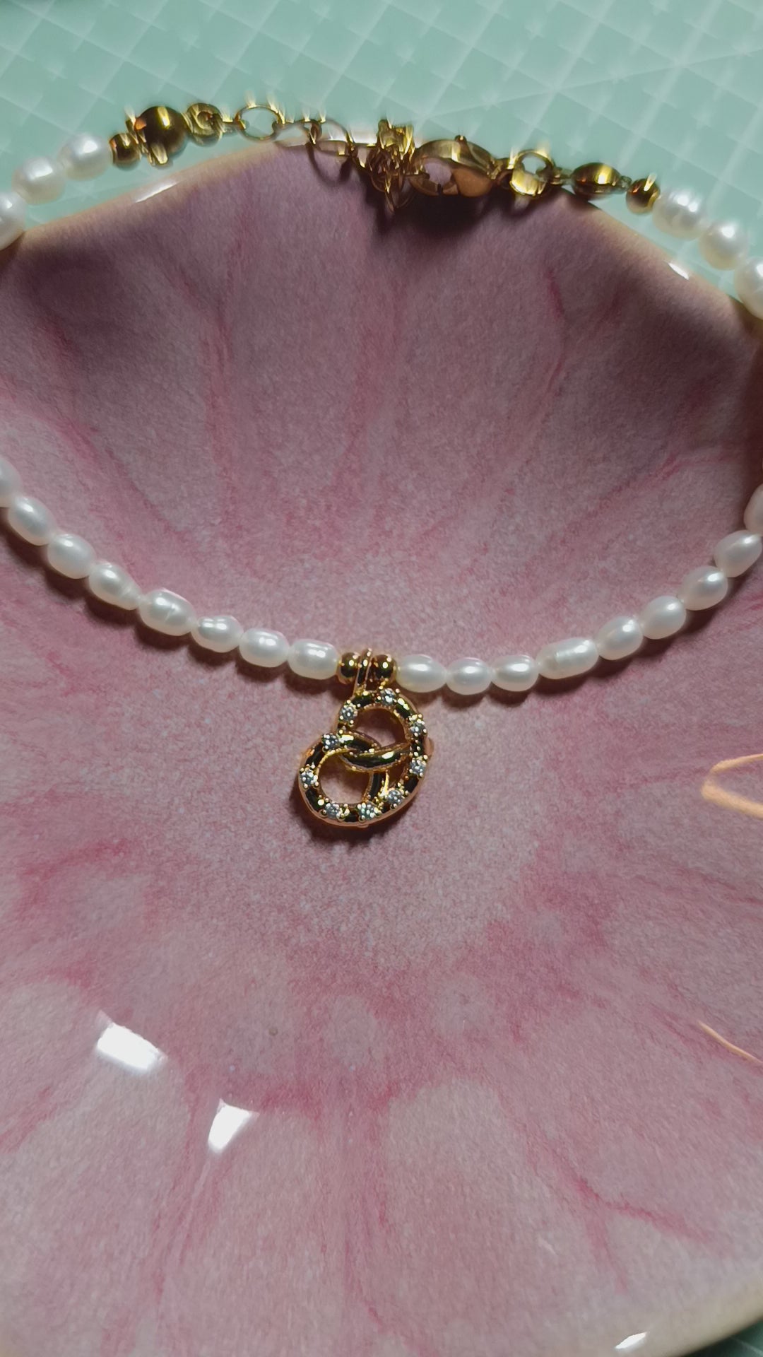 Perlenarmband Brezel Gold – Süßwasserperlenarmband mit Glitzer-Steinen