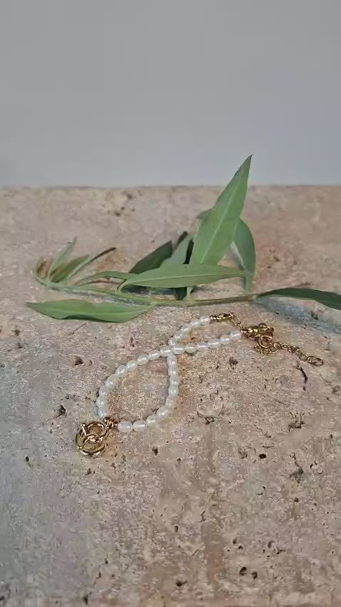 Perlenarmband Brezel Gold – Süßwasserperlenarmband mit Glitzer-Steinen