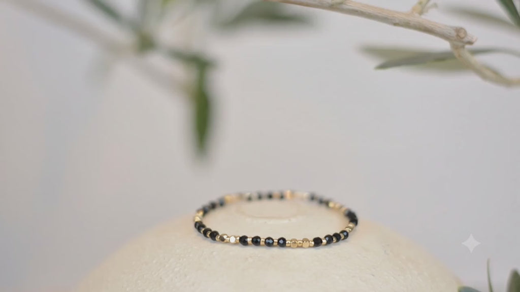 Zartes Kugelarmband in Schwarz & Gold – Elastisches Design