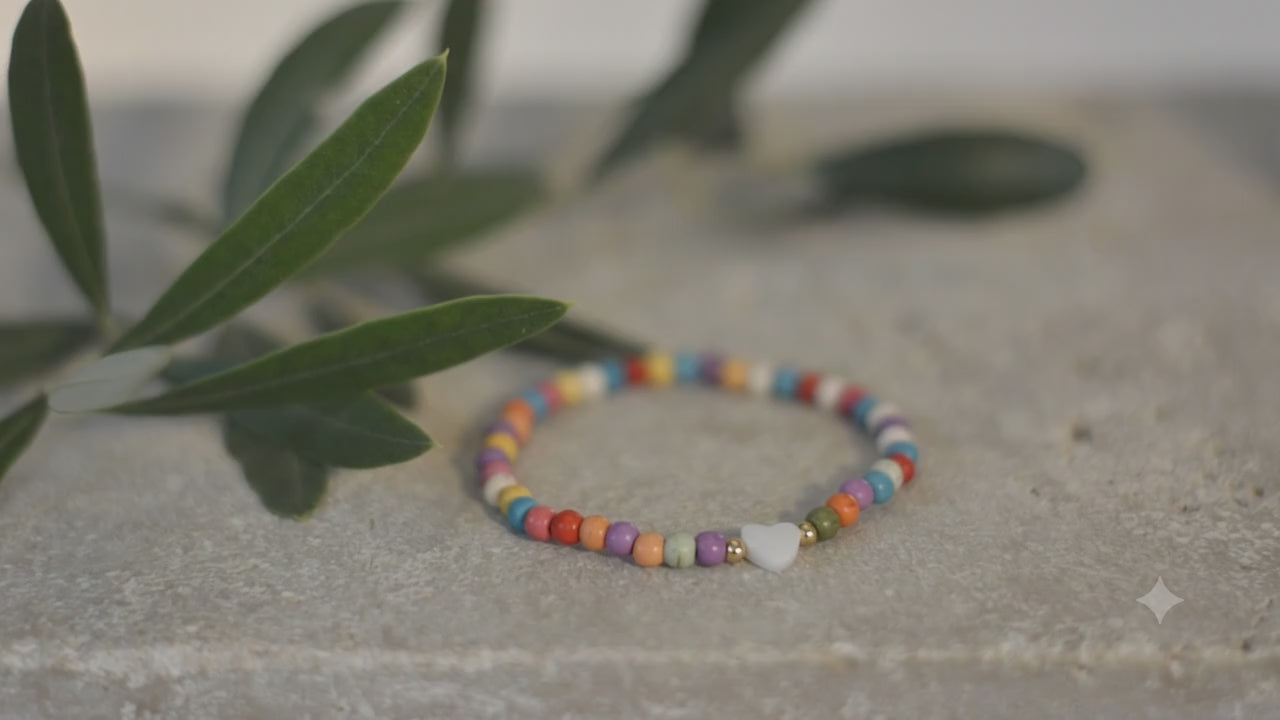 Sommerliches Armband mit bunten Steinperlen - Perlmuttherz als Highlight