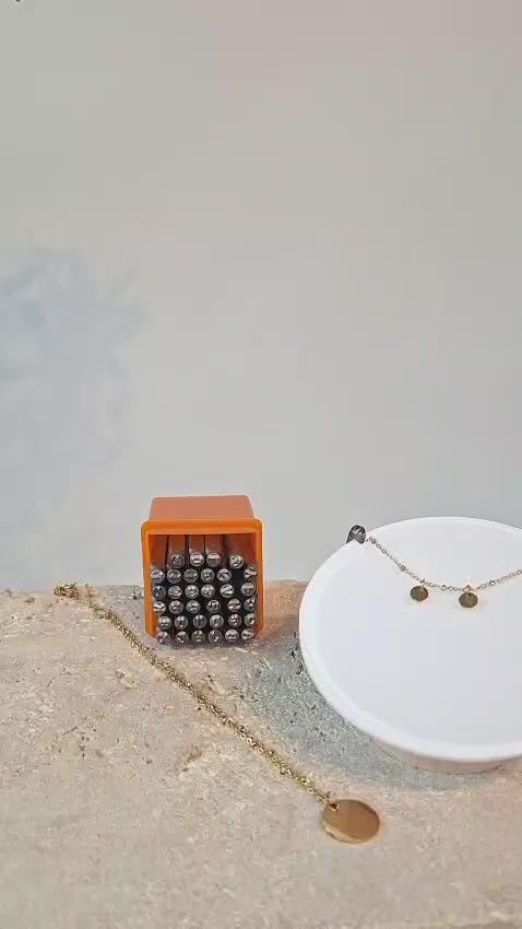 Initialien Armband - Plättchen mit geprägten Buchstaben individuell