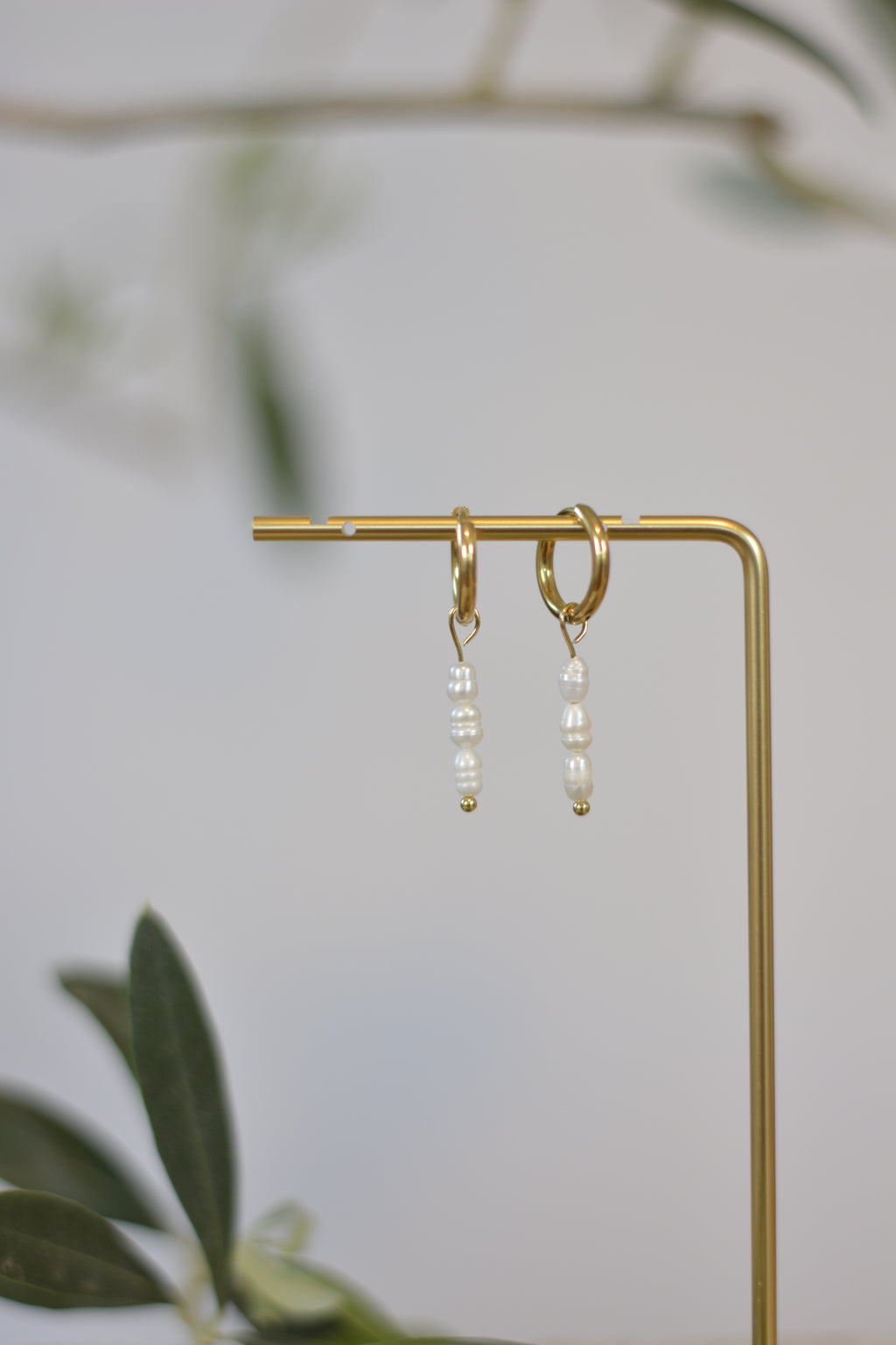 Ohrringe Gold mit echten Süßwasserperlen, Creolen mit Perlenanhänger