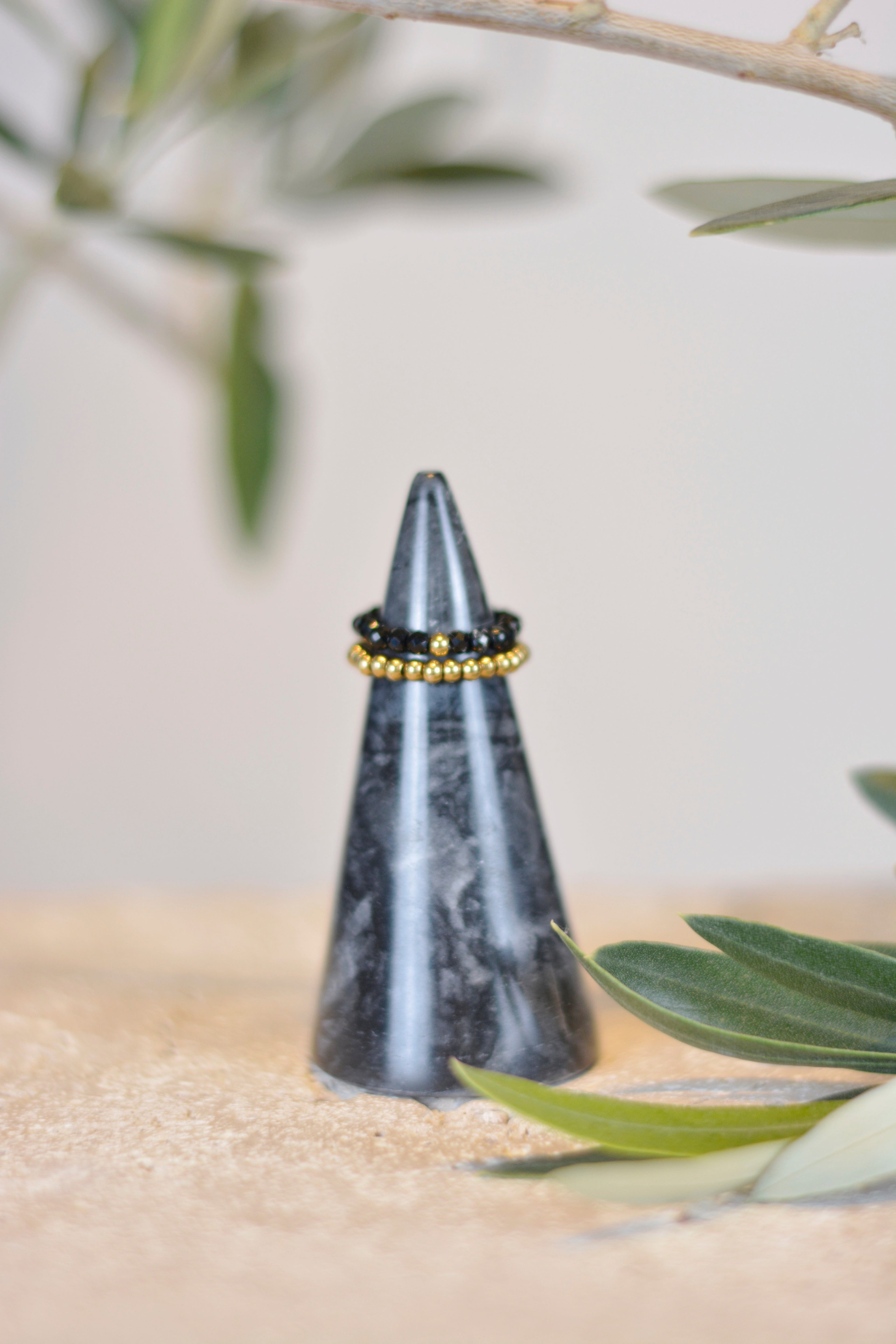 Elastischer Perlenring mit schwarzen Glasperlen und Akzentperle