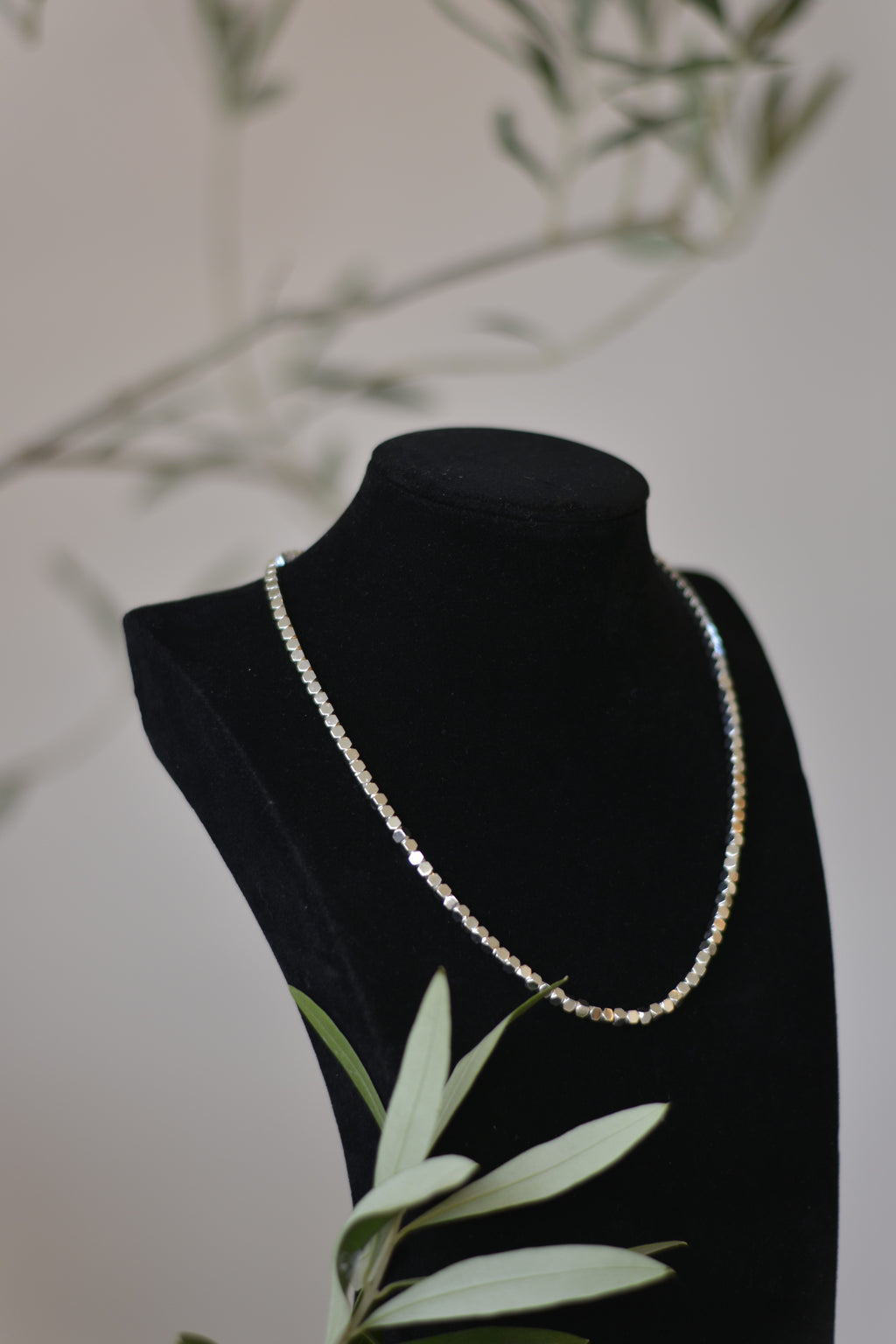 Elegantes Collier aus vergoldeten Hexagon-Elementen (auch in silber verfügbar)