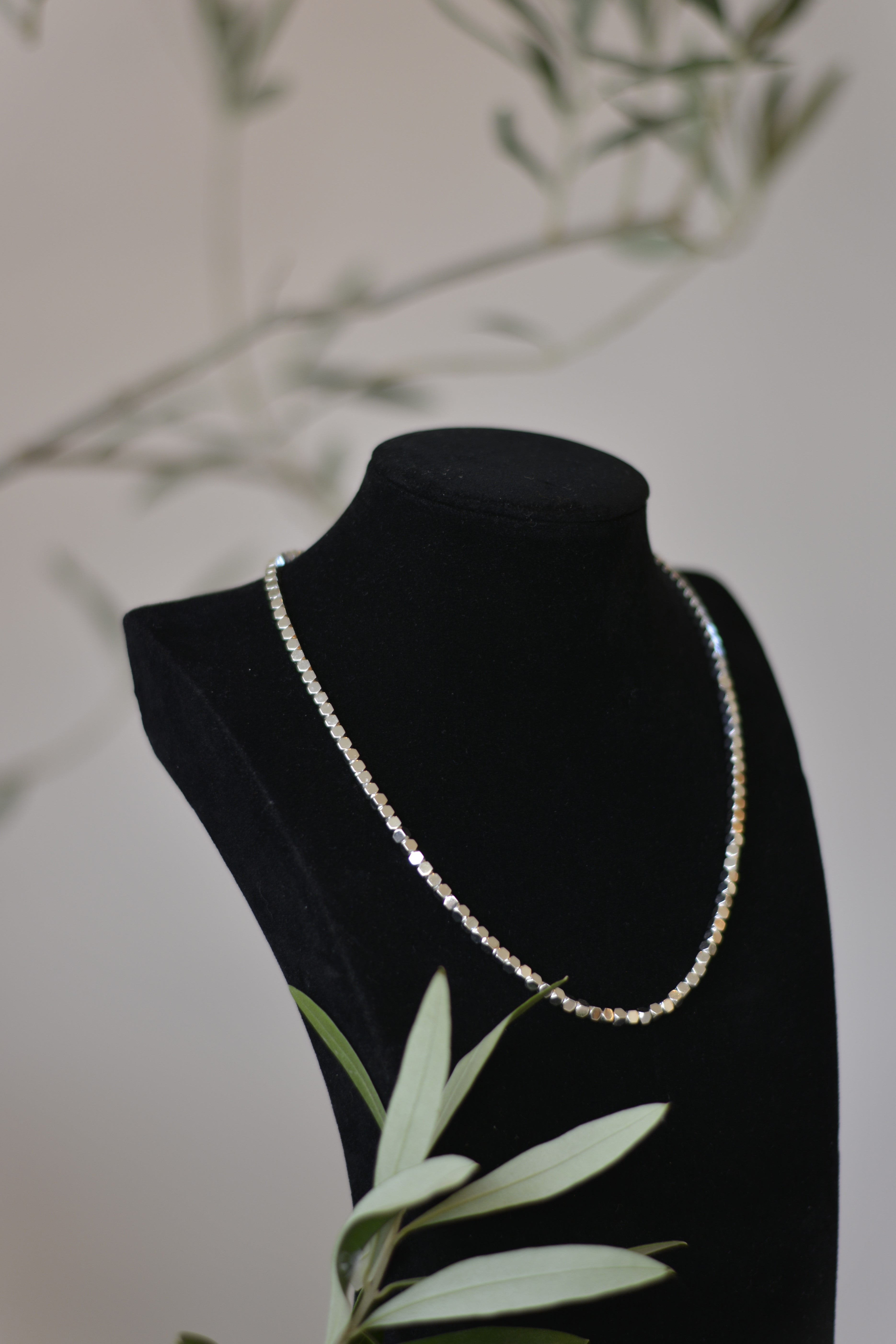 Elegantes Collier aus vergoldeten Hexagon-Elementen (auch in silber verfügbar)