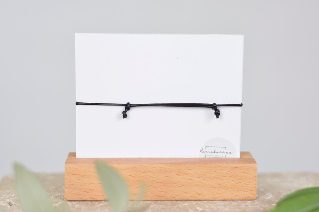 Zartes Nylonband oder Lederband mit Kreuz und Lava- oder Rosenquarzperle Geschenk für Kinder zur Erstkommunion, Konfirmation oder Firmung