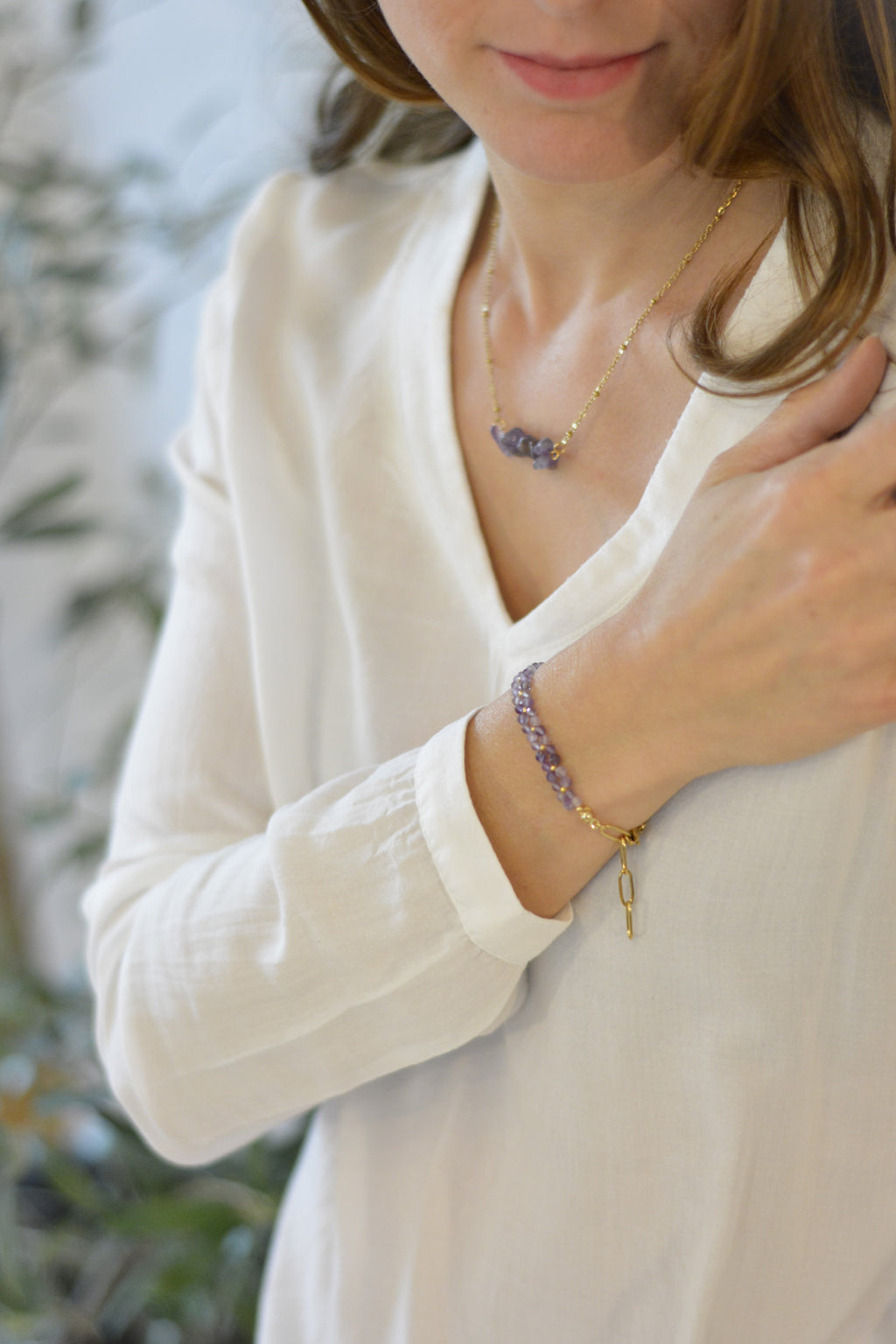 Duo-Layer Armband: Facettierte Amethystperlen mit goldenen Edelstahlperlen