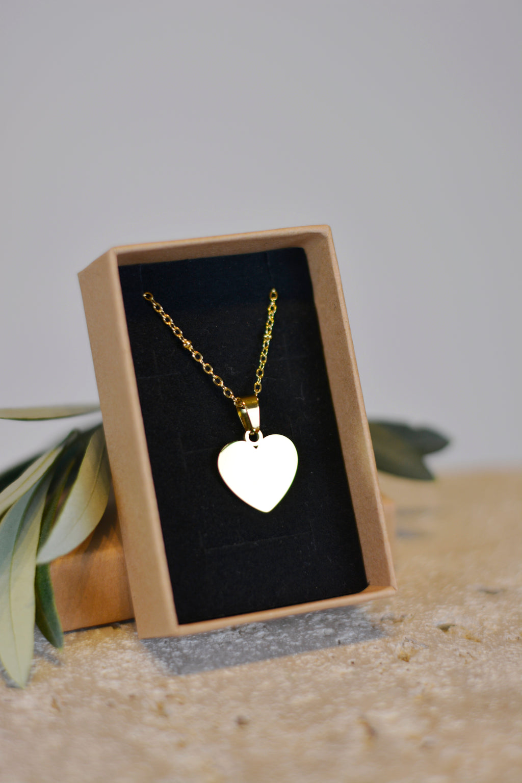 Goldene Halskette mit Herzanhänger – Schlichtes Design aus Edelstahl gravierbarer Anhänger
