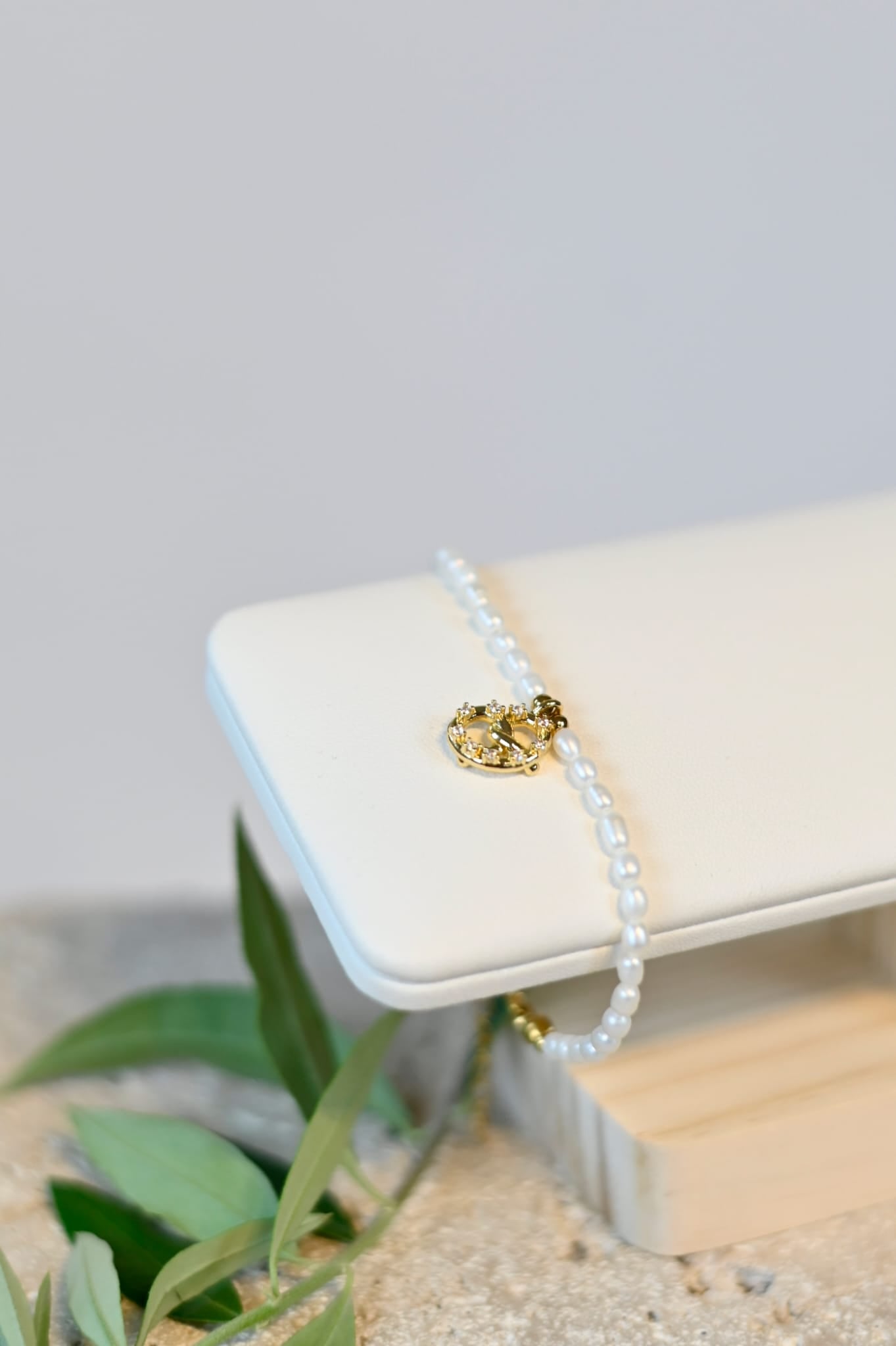 Perlenarmband Brezel Gold – Süßwasserperlenarmband mit Glitzer-Steinen