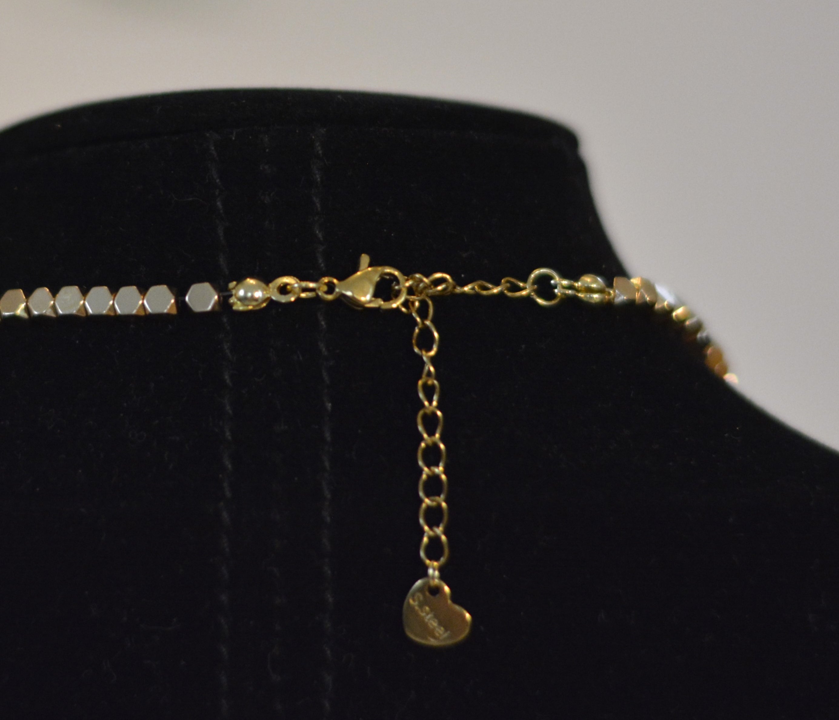Elegantes Collier aus vergoldeten Hexagon-Elementen (auch in silber verfügbar)