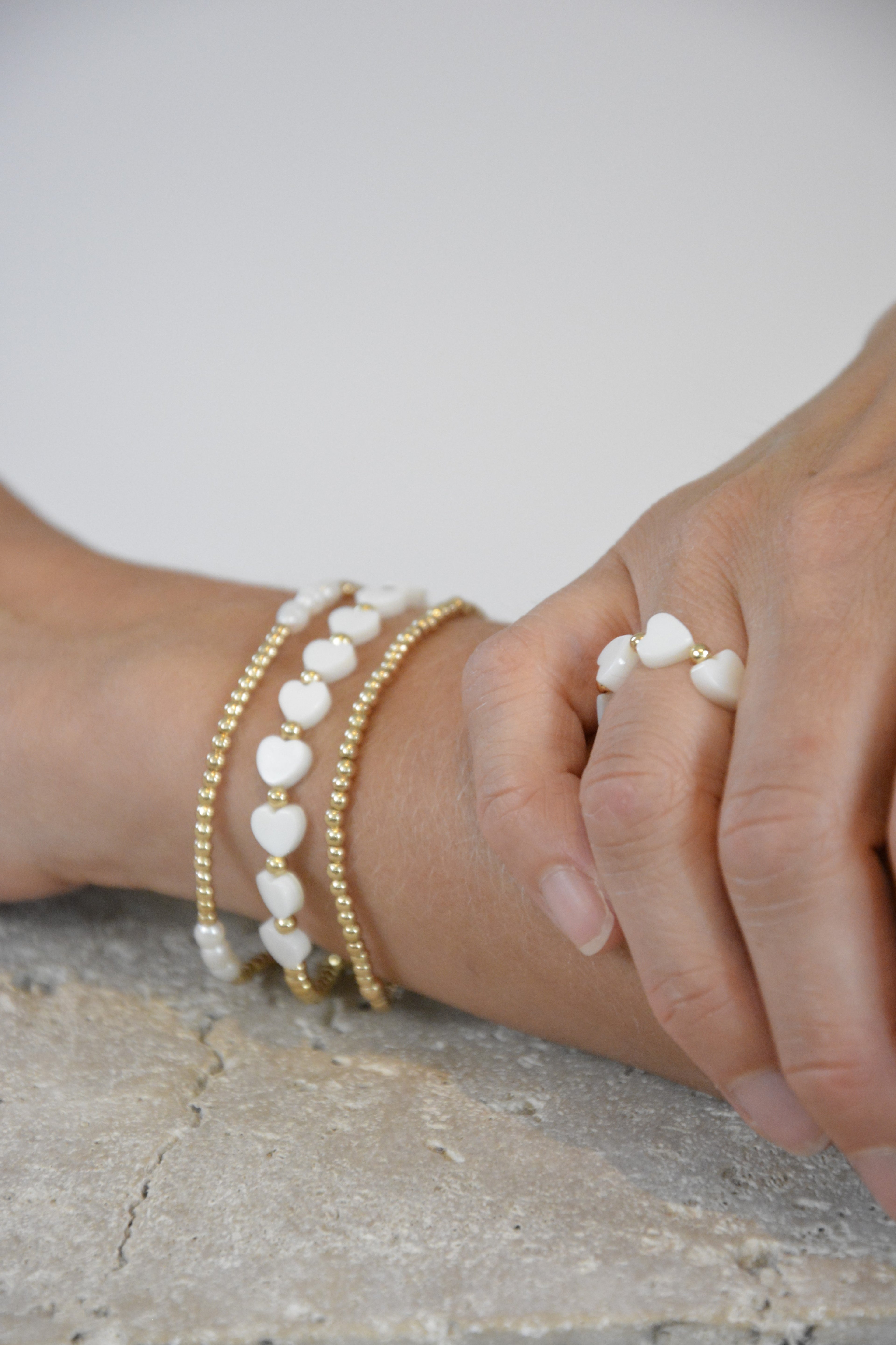 Ring 'Carmi' Handgefertigter Perlmutt-Herzring mit goldenen Akzenten