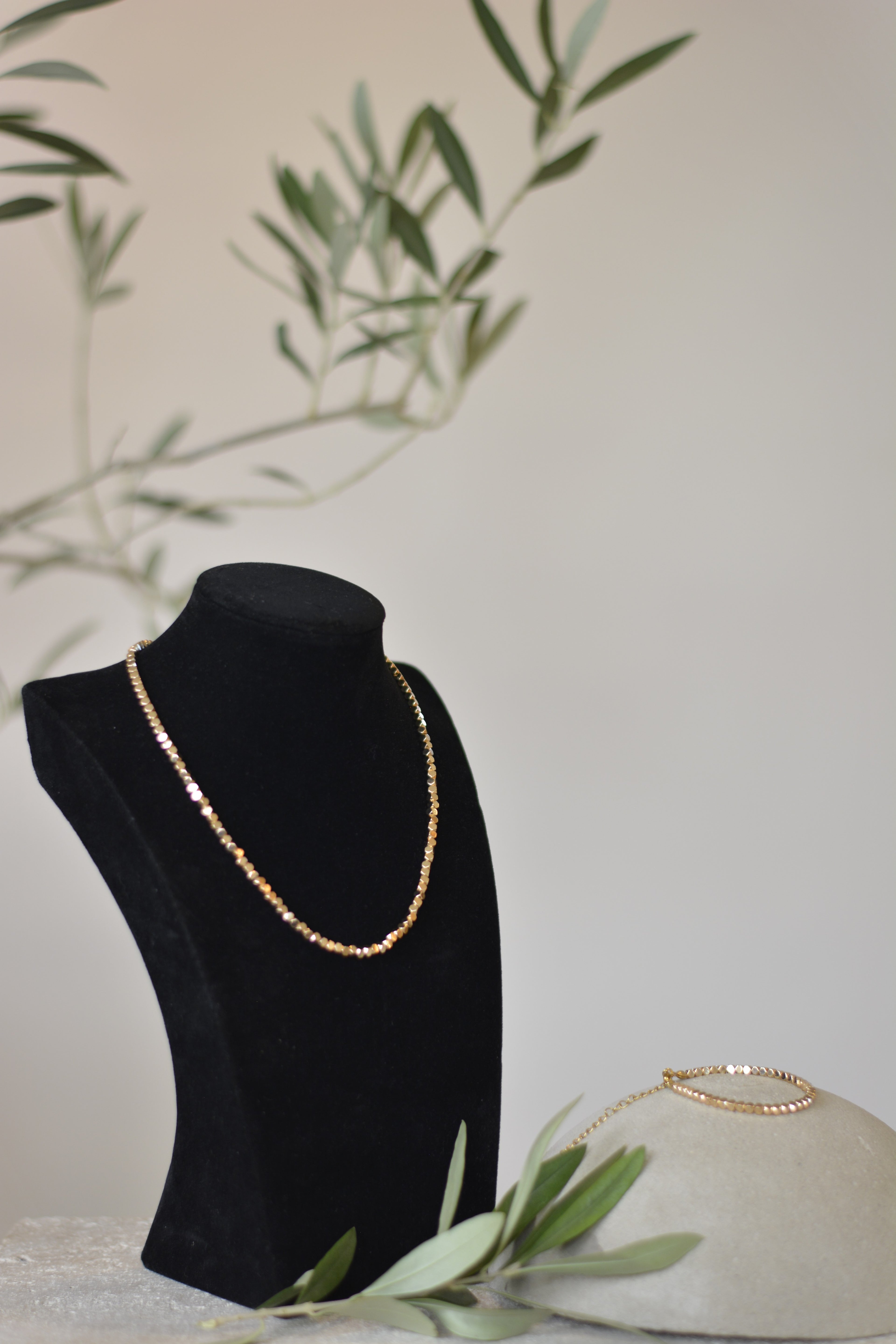 Elegantes Collier aus vergoldeten Hexagon-Elementen (auch in silber verfügbar)