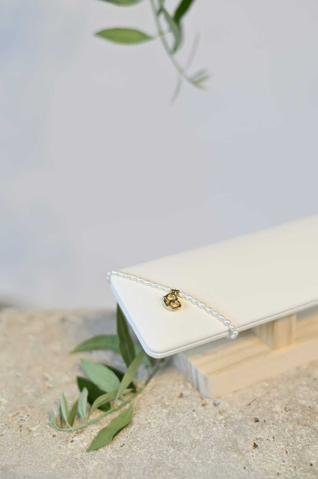 Perlenarmband Brezel Gold – Süßwasserperlenarmband mit Glitzer-Steinen