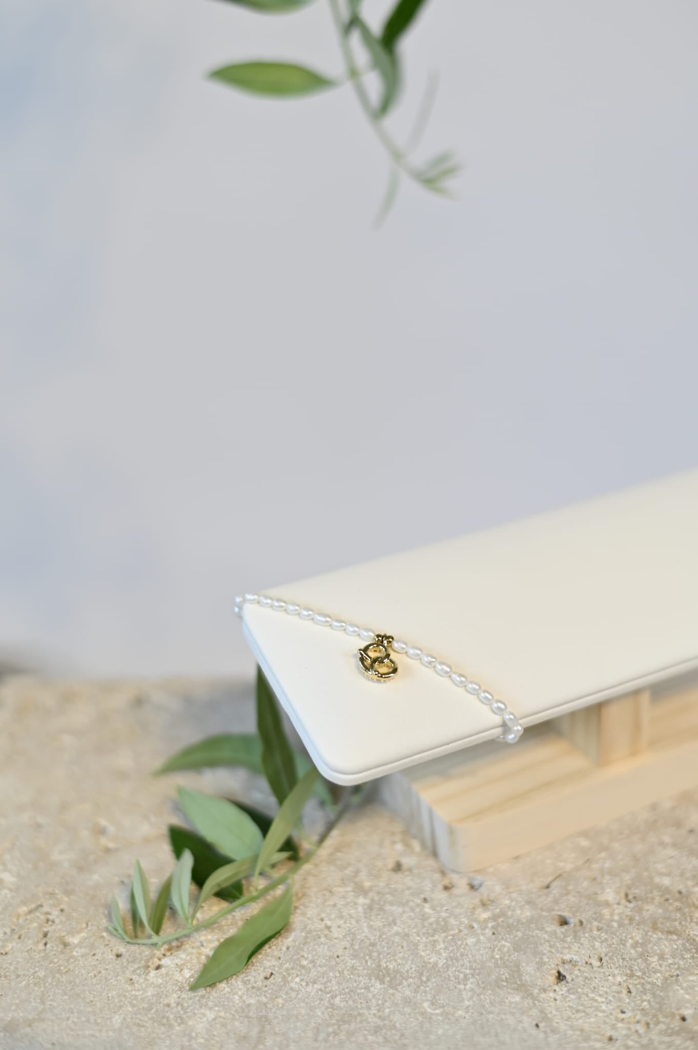 Perlenarmband Brezel Gold – Süßwasserperlenarmband mit Glitzer-Steinen