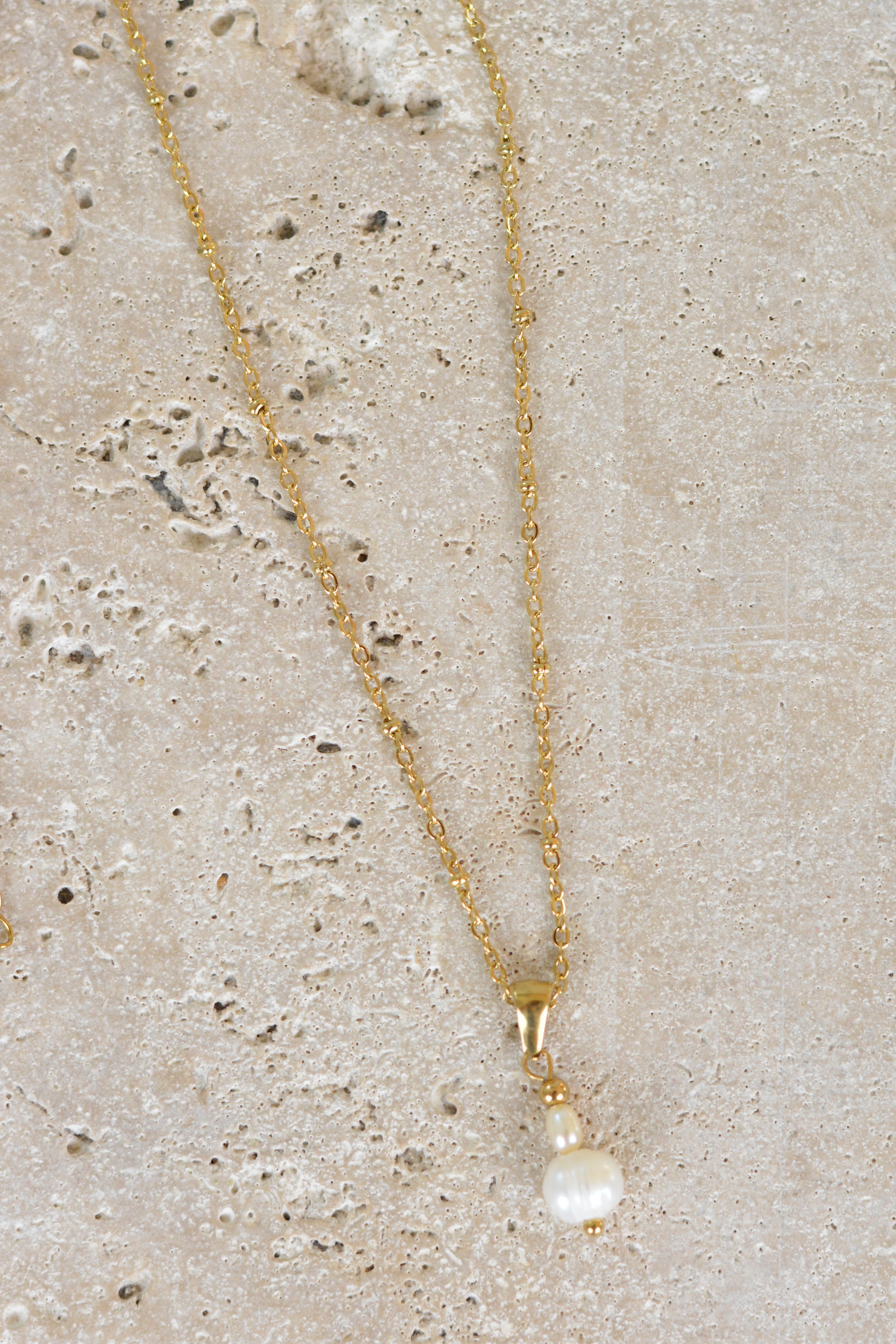 Duo-Pearl Necklace – Zarte Goldkette mit doppeltem Perlen-Drop