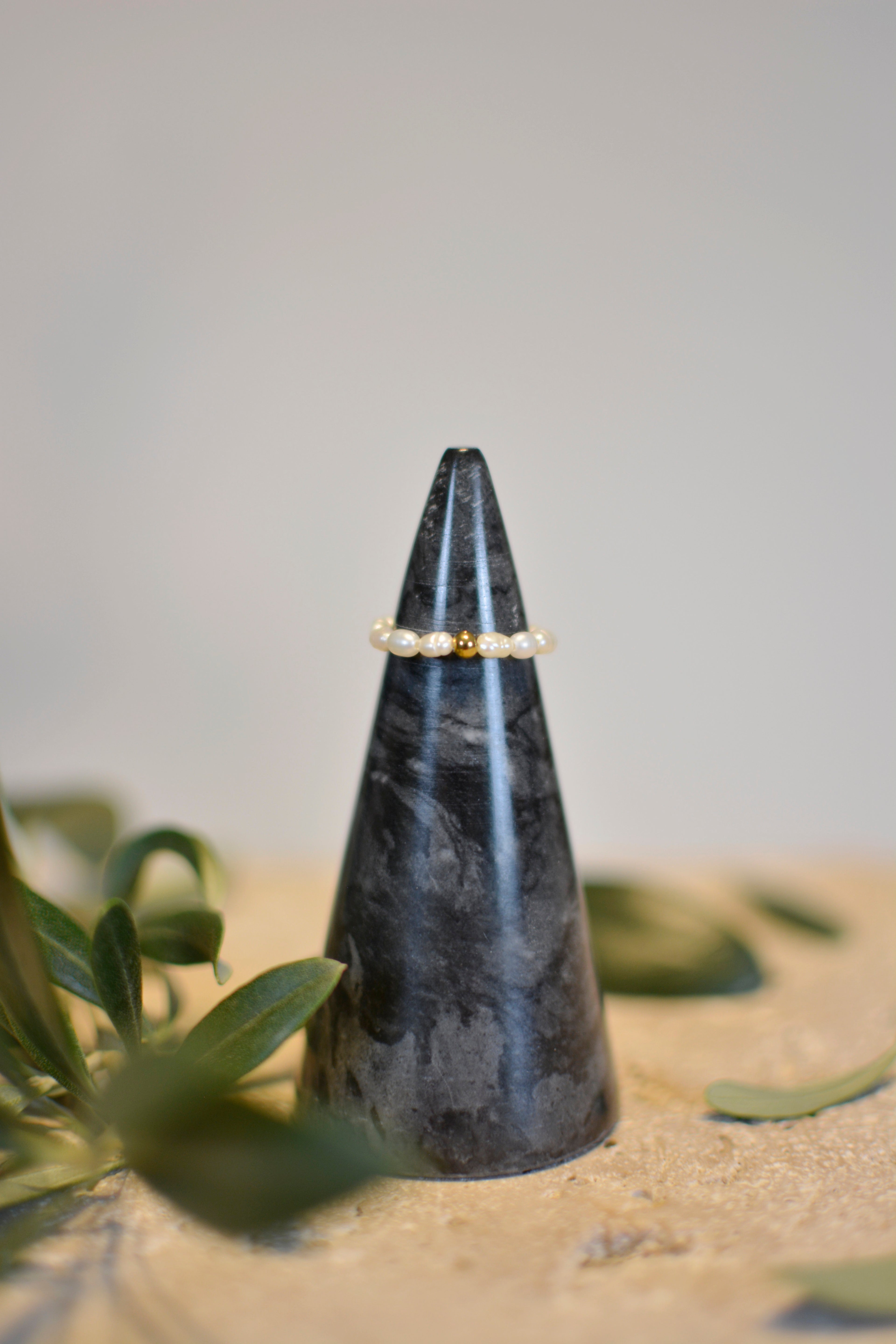 Filigraner Perlenring aus echten Reisperlen und Goldperle