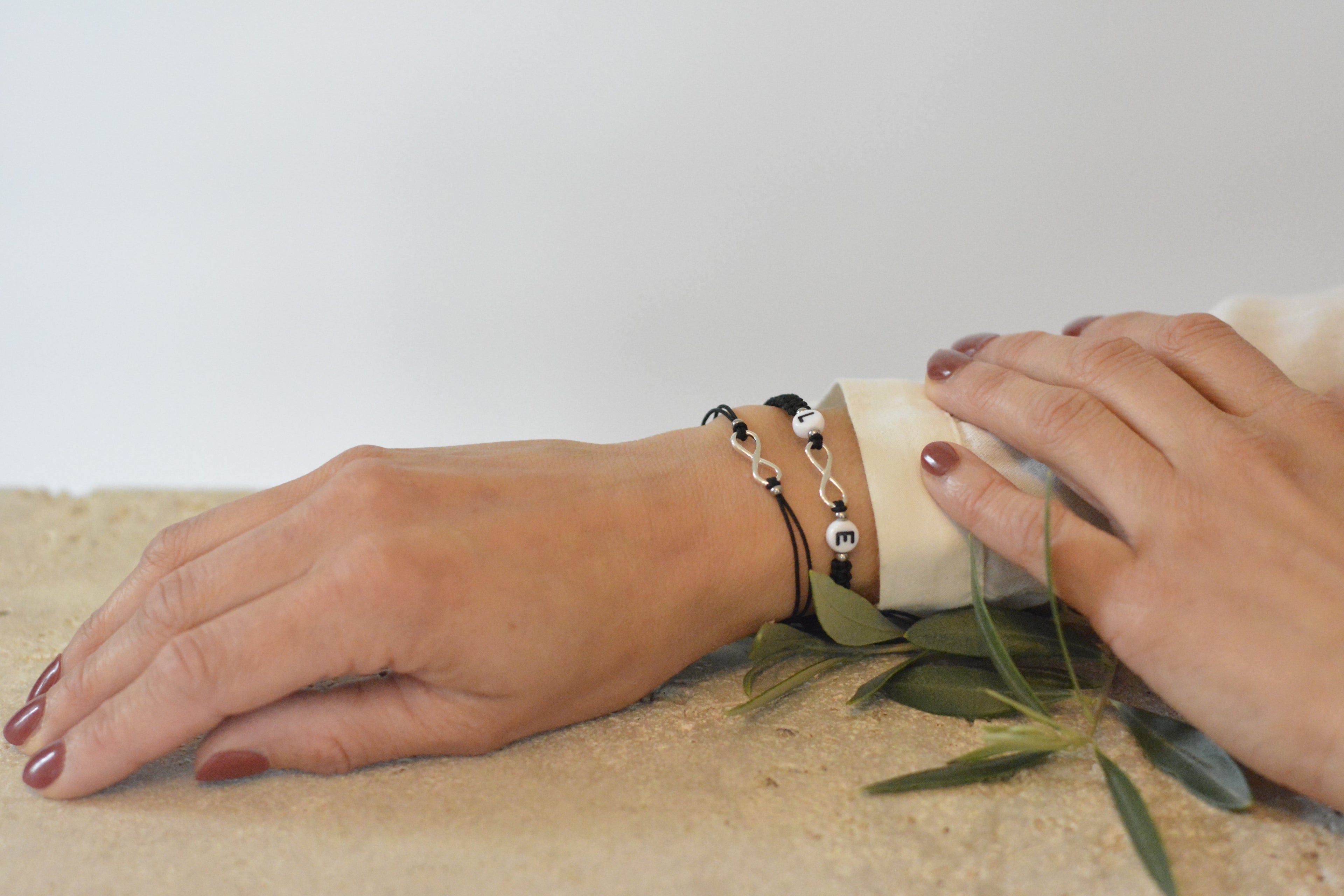 personalisiertes Makrameearmband mit Infinity Zeichen und Initialienperlen