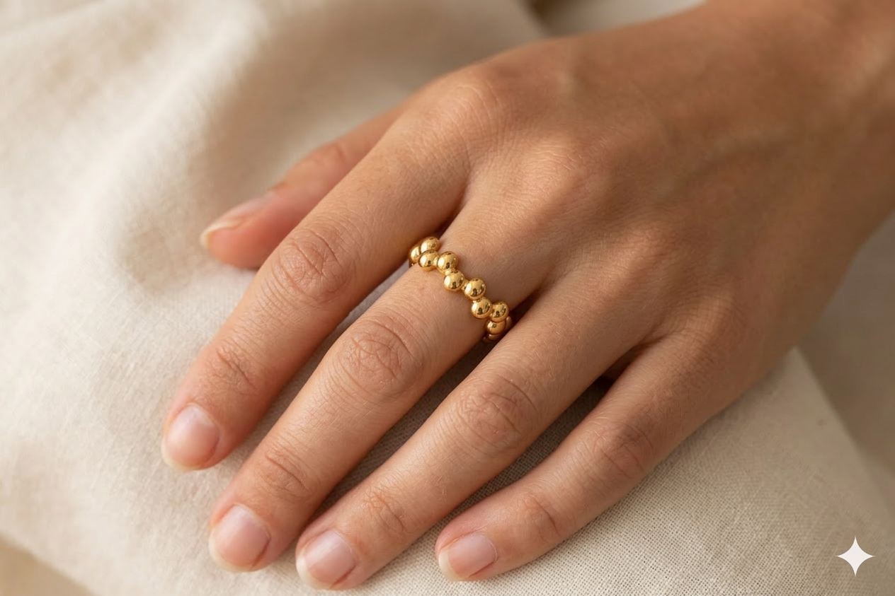 Goldfarbener Kugel-Ring im Wellen-Design