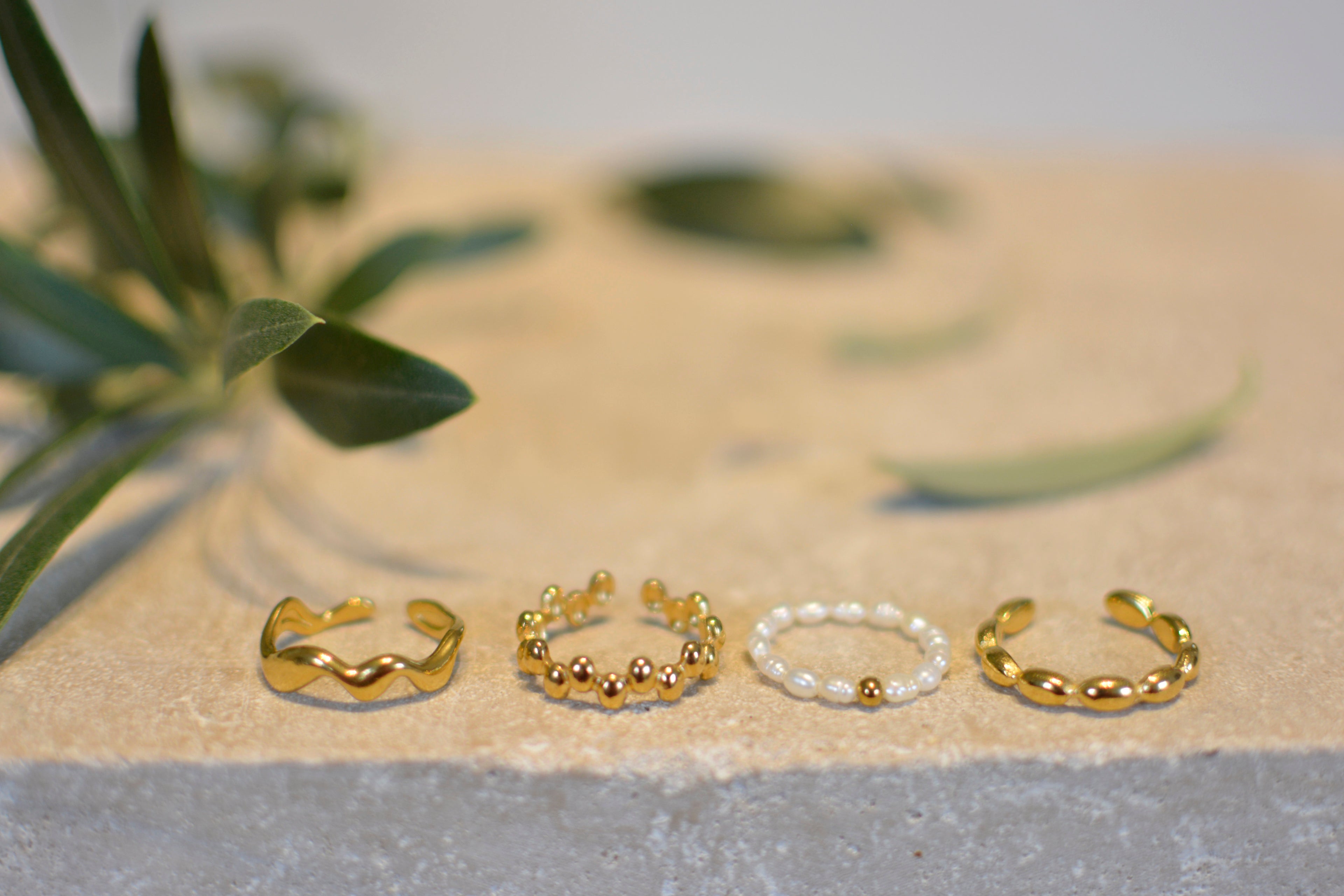 Filigraner Perlenring aus echten Reisperlen und Goldperle