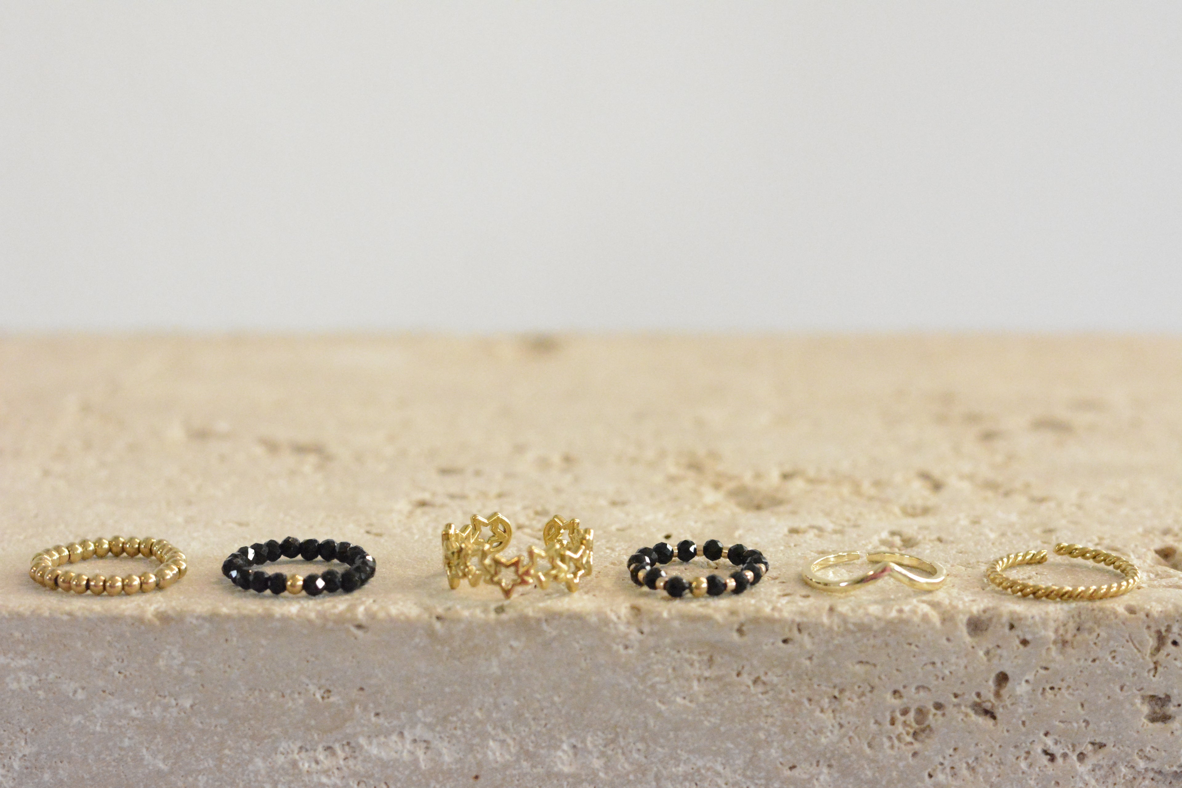 Stretch-Ring "Night Sparkle" | Facettierte schwarze Perlen mit Gold-Finish