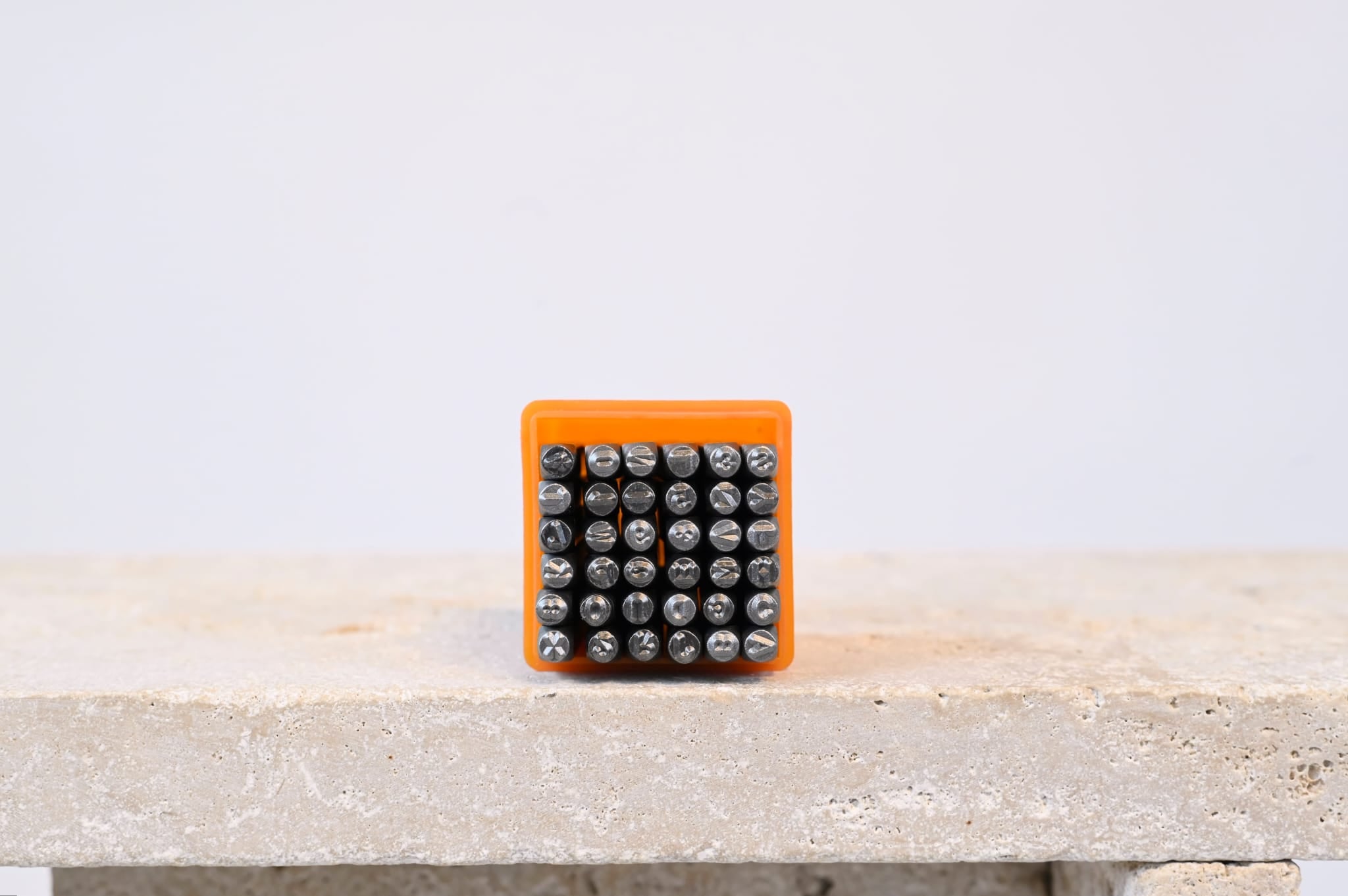 Initialien Armband - Plättchen mit geprägten Buchstaben individuell