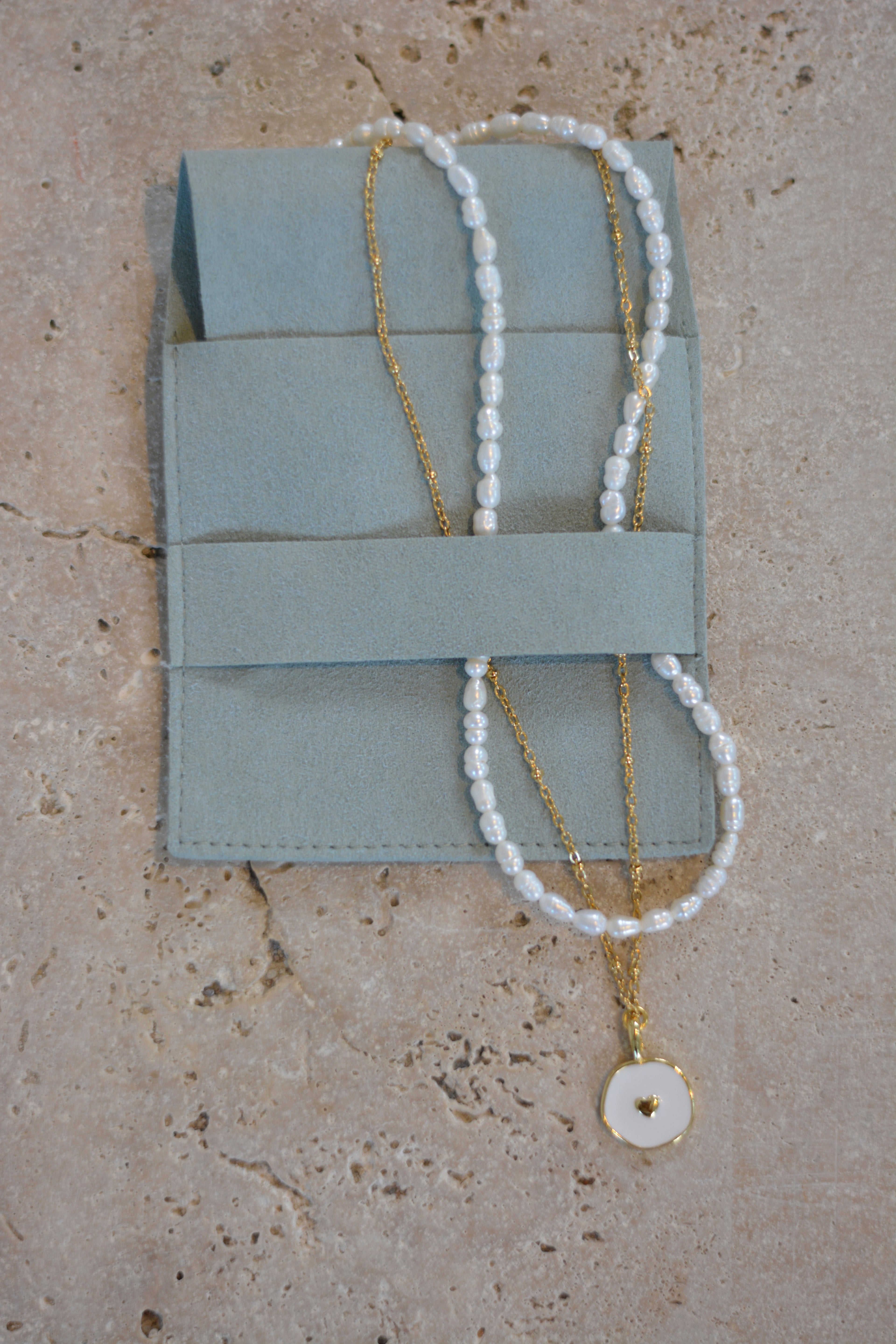 Layering-Halsketten-Set: Goldene Gliederkette mit Herz-Anhänger & Perlen-Choker
