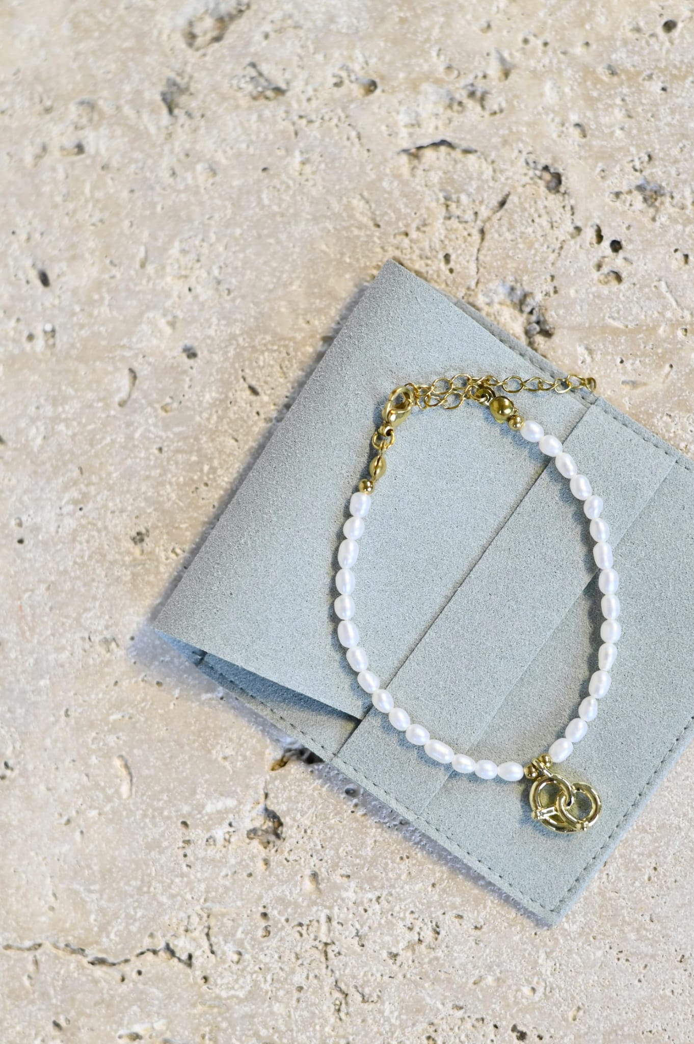Perlenarmband Brezel Gold – Süßwasserperlenarmband mit Glitzer-Steinen