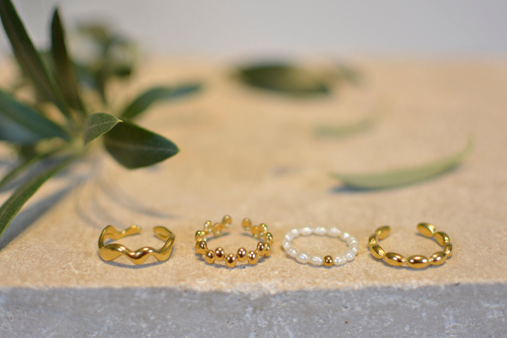 Goldfarbener Kugel-Ring im Wellen-Design
