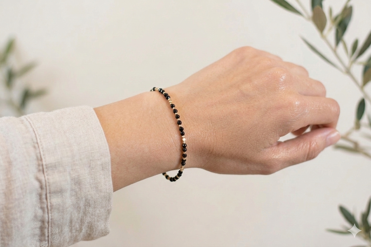 Zartes Kugelarmband in Schwarz & Gold – Elastisches Design