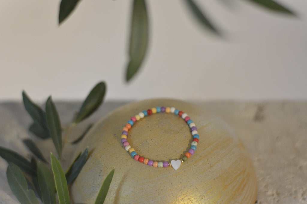 Sommerliches Armband mit bunten Steinperlen - Perlmuttherz als Highlight