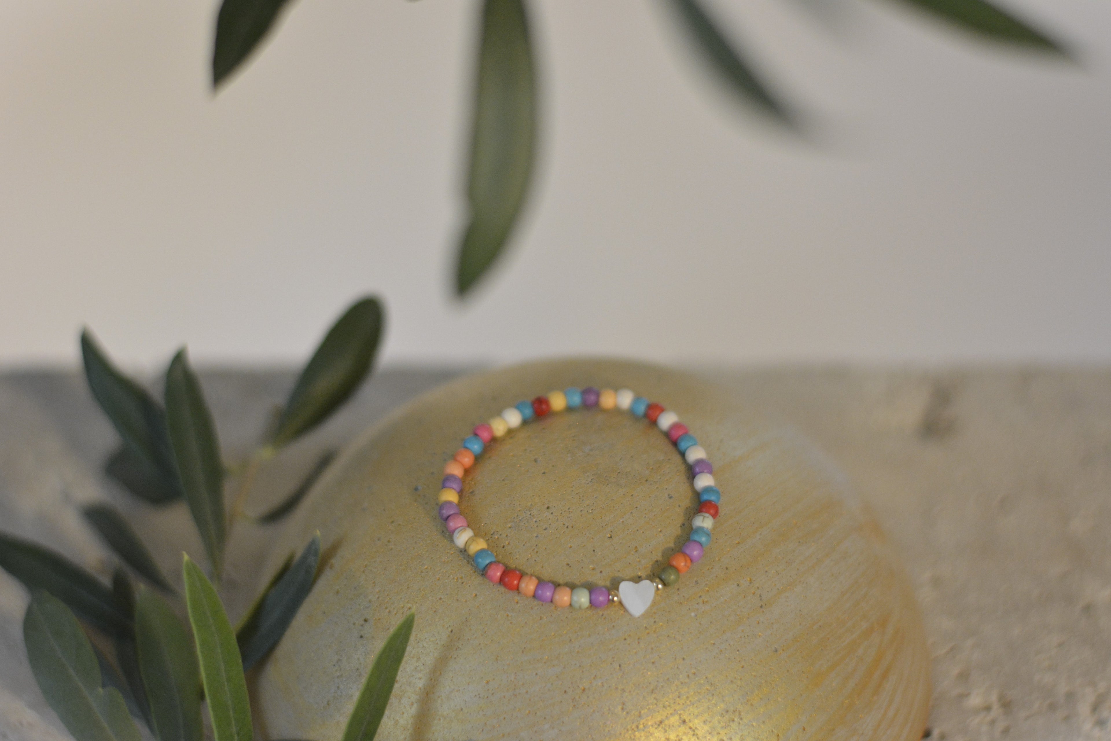 Sommerliches Armband mit bunten Steinperlen - Perlmuttherz als Highlight