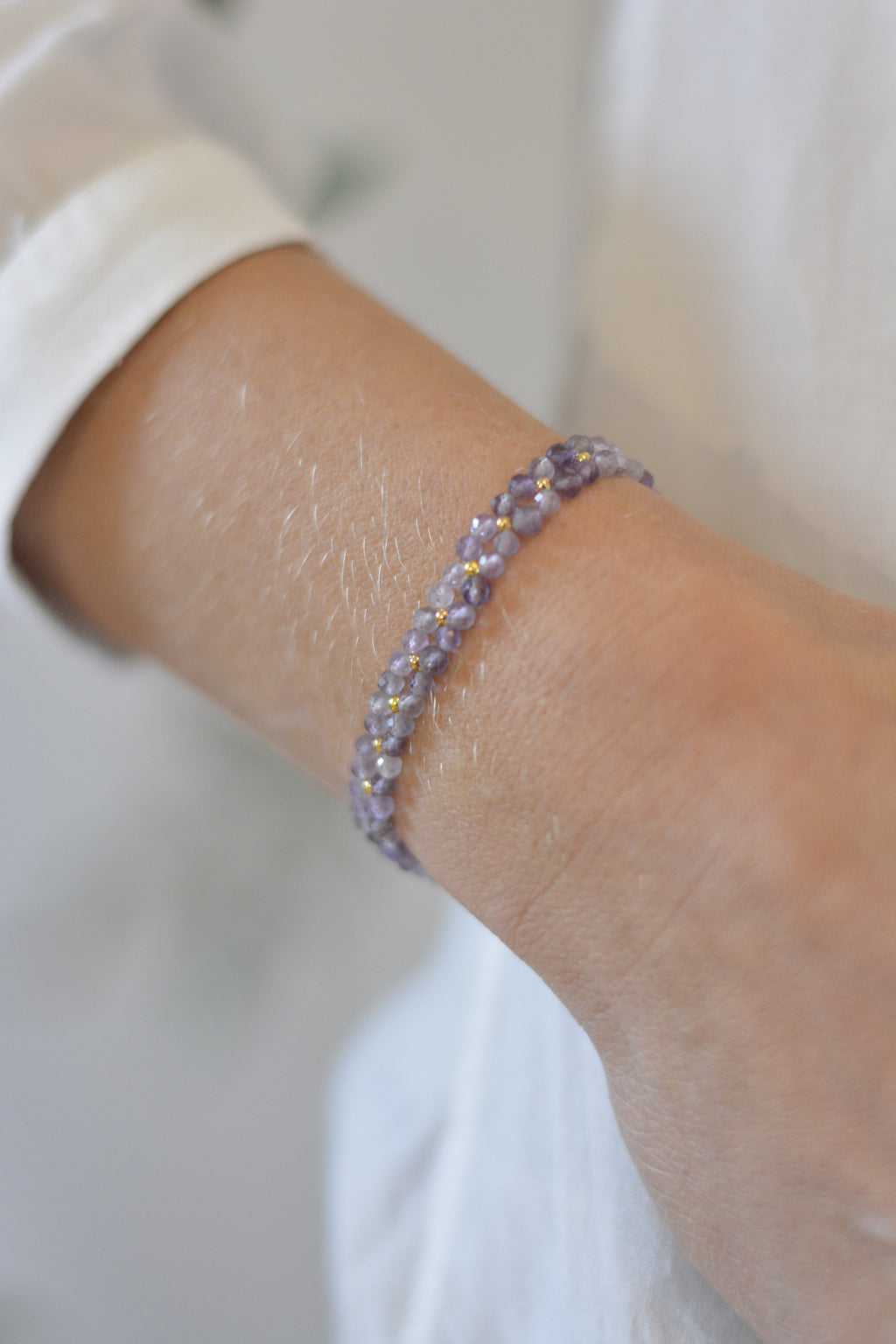 Duo-Layer Armband: Facettierte Amethystperlen mit goldenen Edelstahlperlen