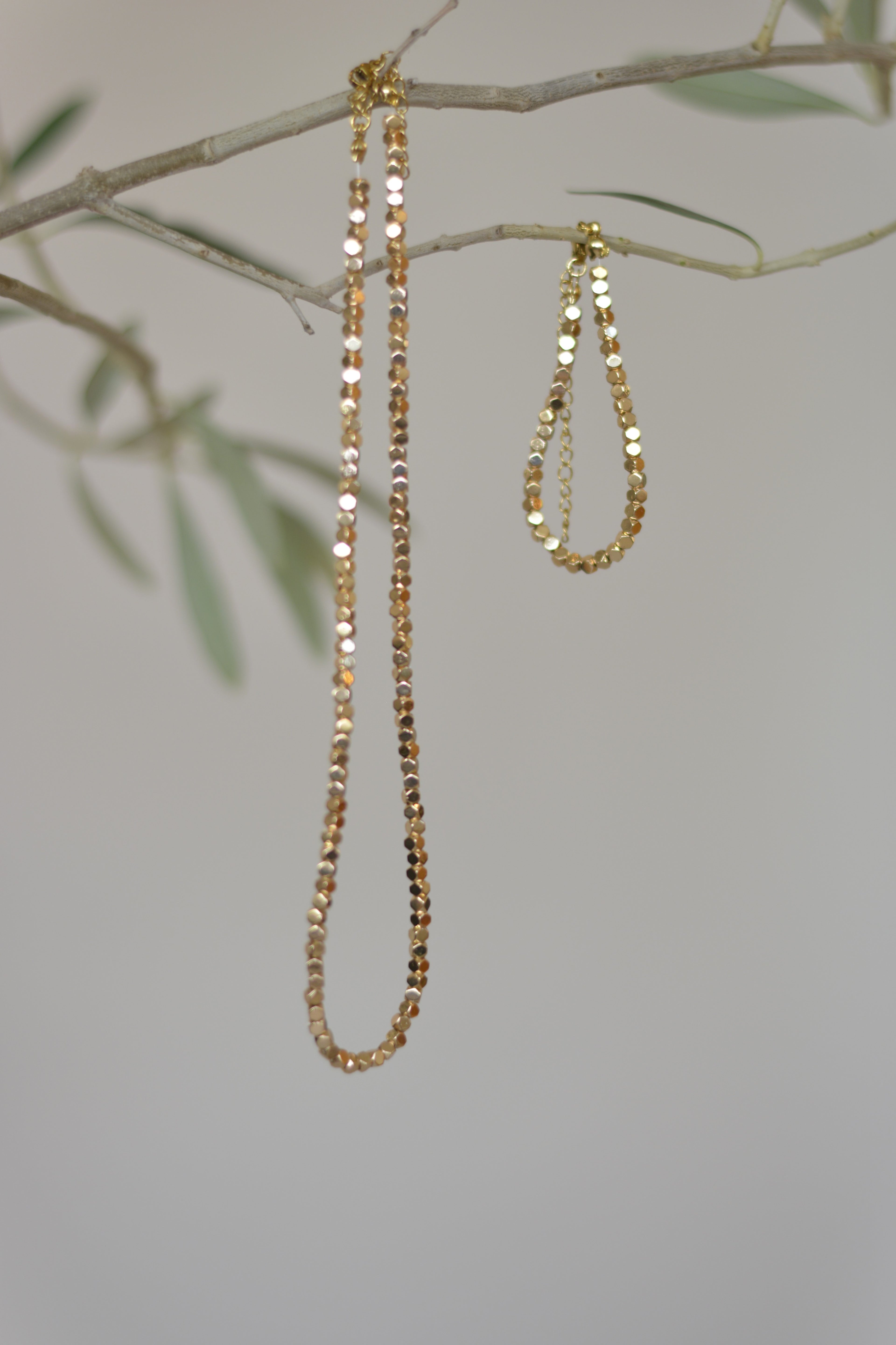 Elegantes Collier aus vergoldeten Hexagon-Elementen (auch in silber verfügbar)