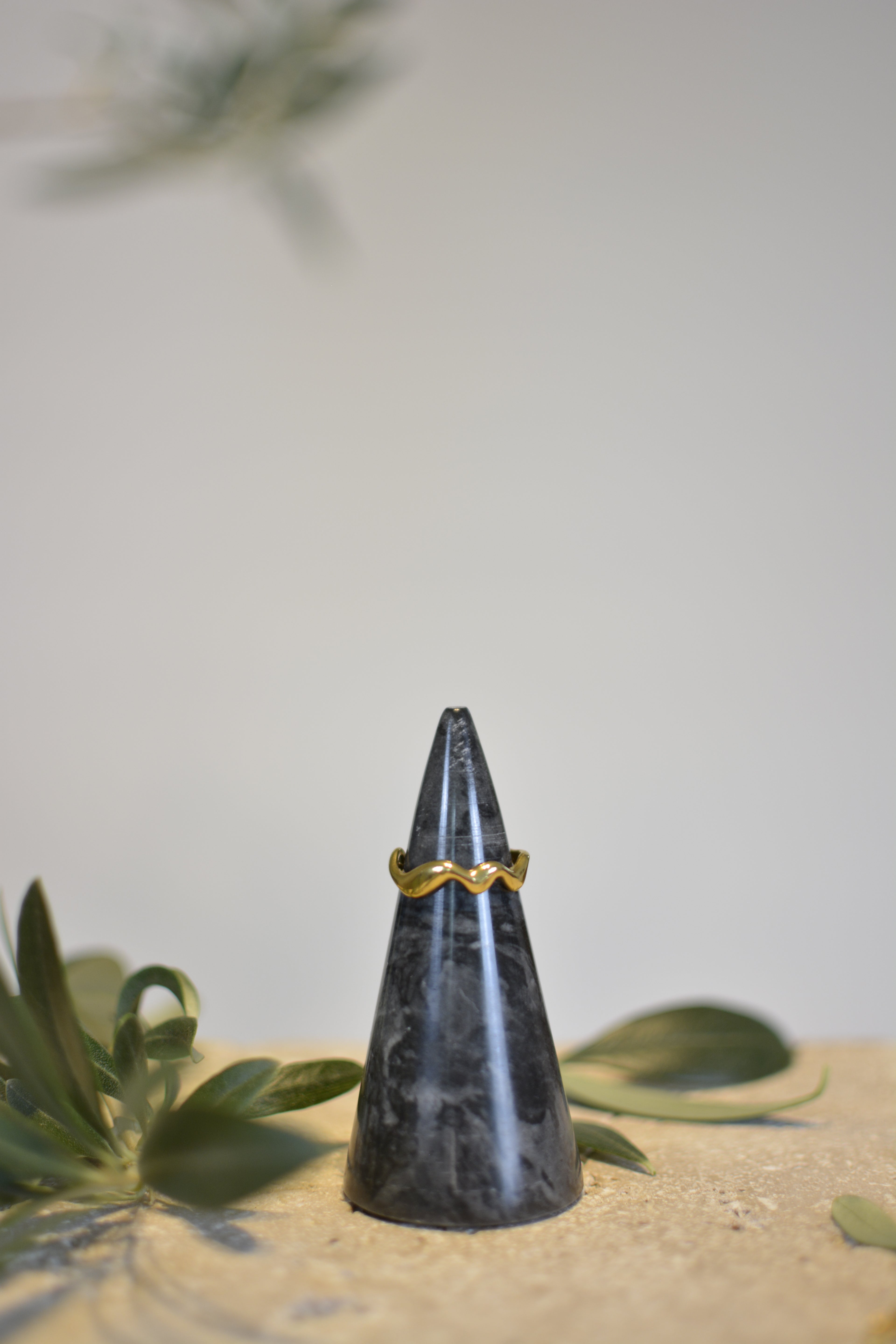 Goldener Wellen-Ring „Wave“ – modernes Design