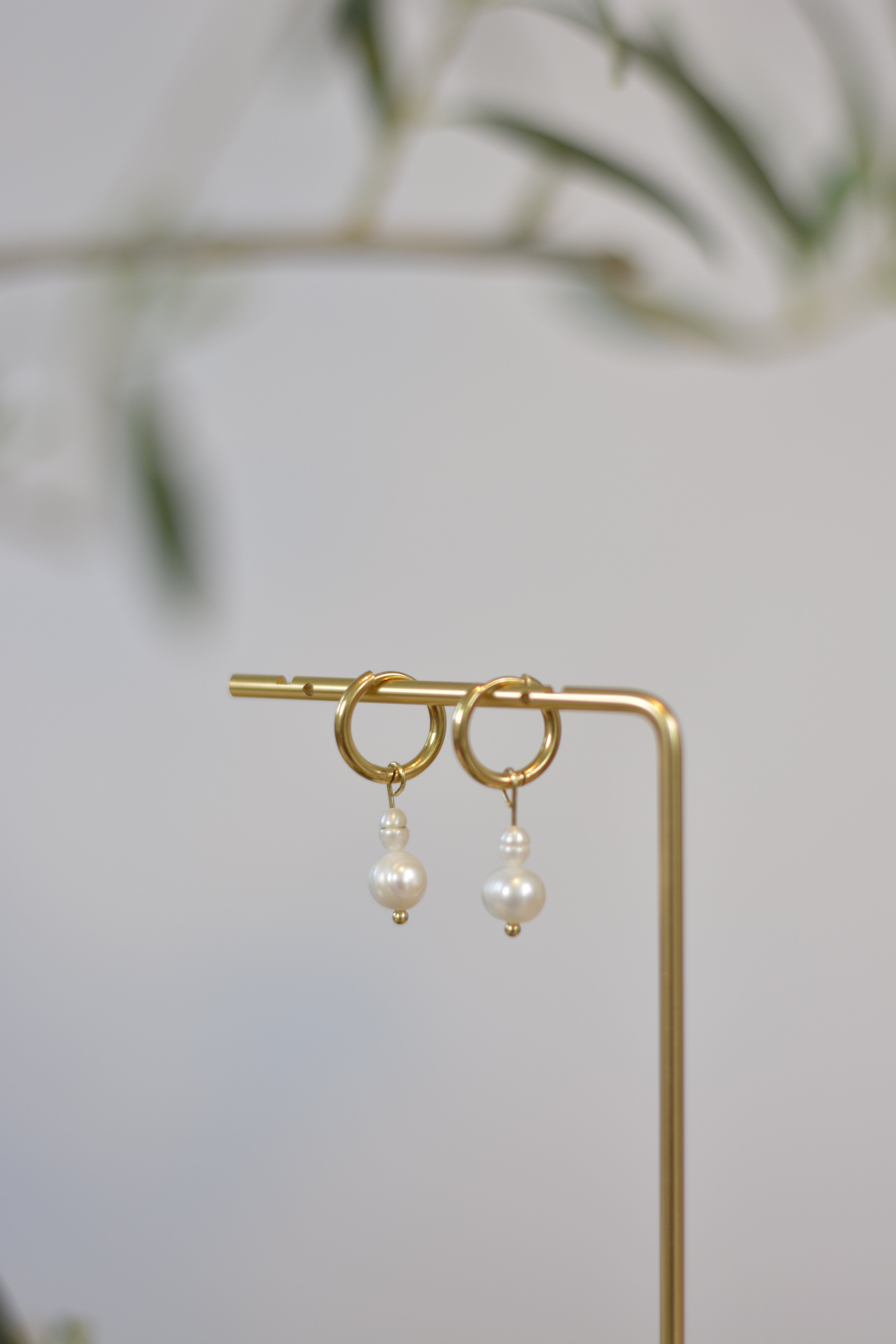 Duo-Perlen-Ohrringe an goldenen Creolen