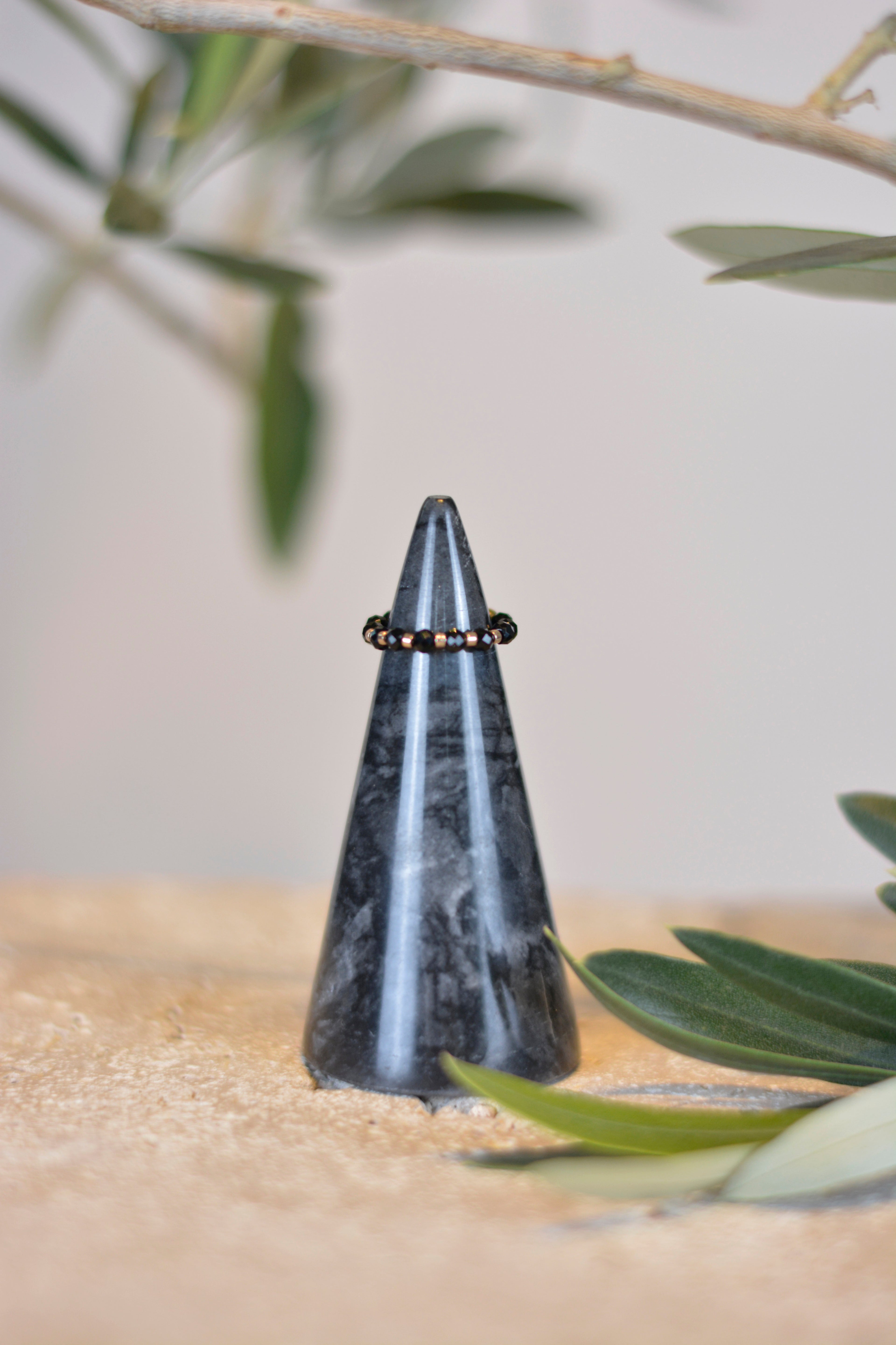 Stretch-Ring "Night Sparkle" | Facettierte schwarze Perlen mit Gold-Finish