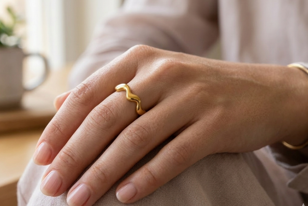 Goldener Wellen-Ring „Wave“ – modernes Design