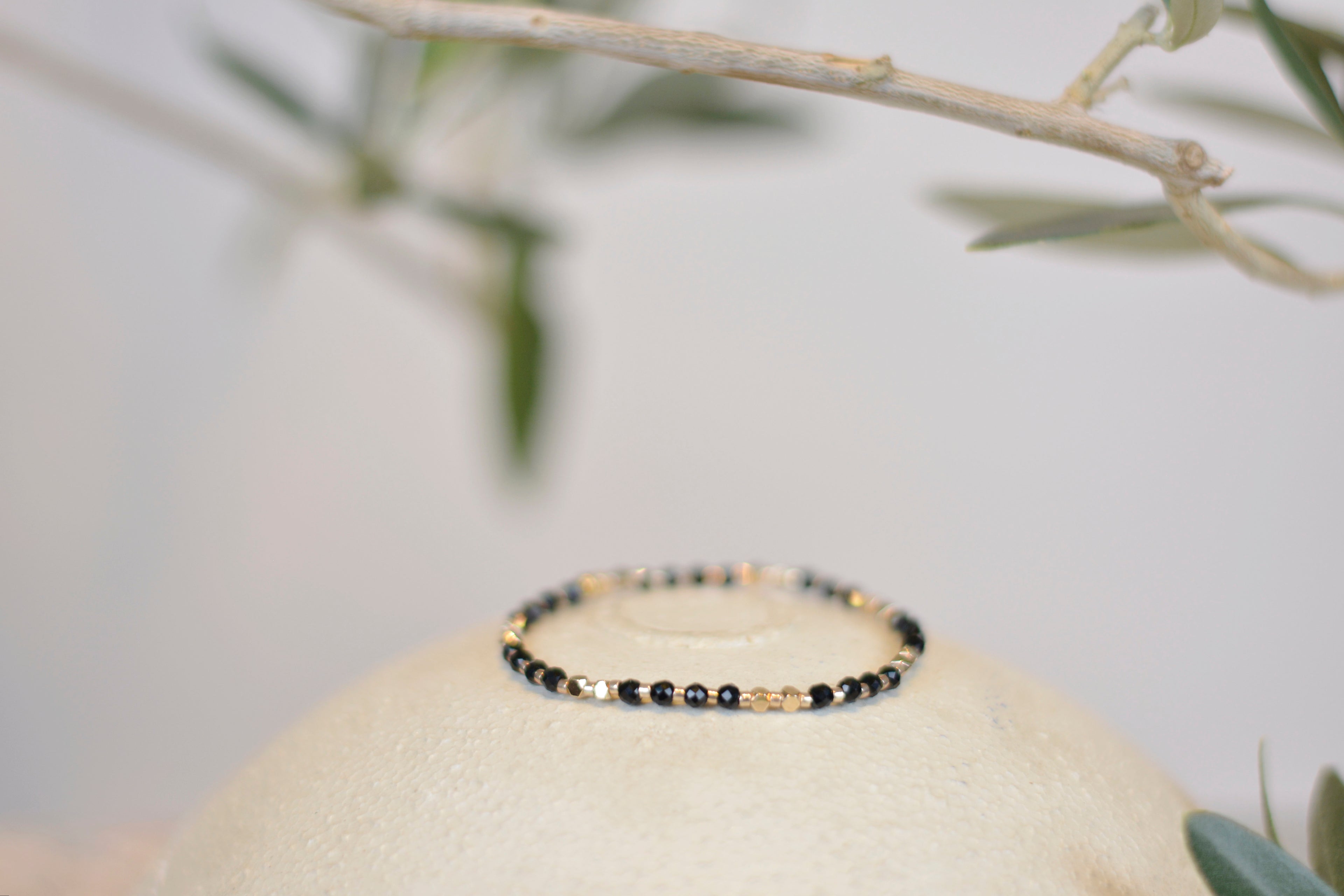 Zartes Kugelarmband in Schwarz & Gold – Elastisches Design