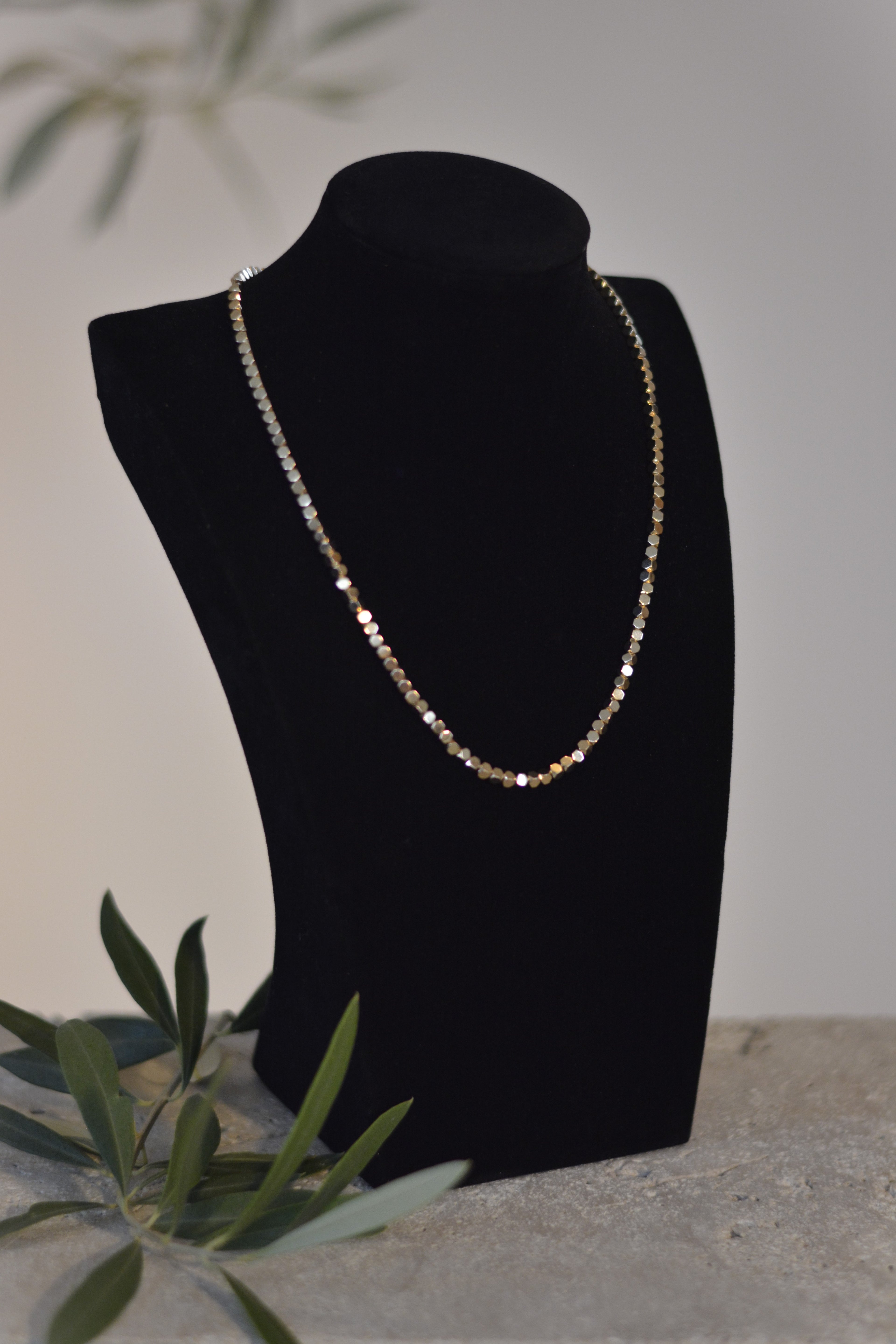 Elegantes Collier aus vergoldeten Hexagon-Elementen (auch in silber verfügbar)