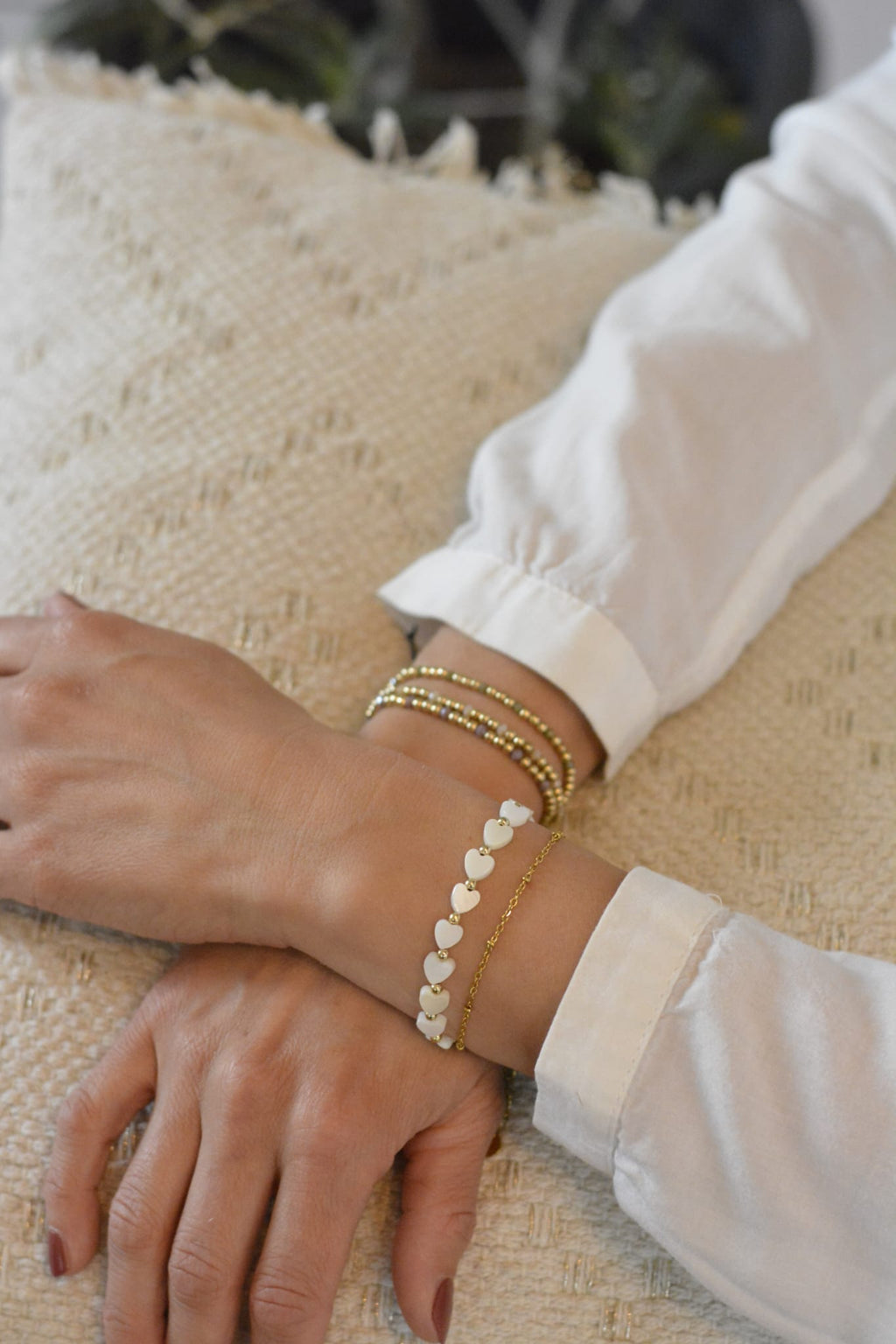 Armkette „Heart of Pearl“ – Filigrane Kette mit schimmernden Perlmuttherzen – Boho-Chic & zeitloser Perlenschmuck