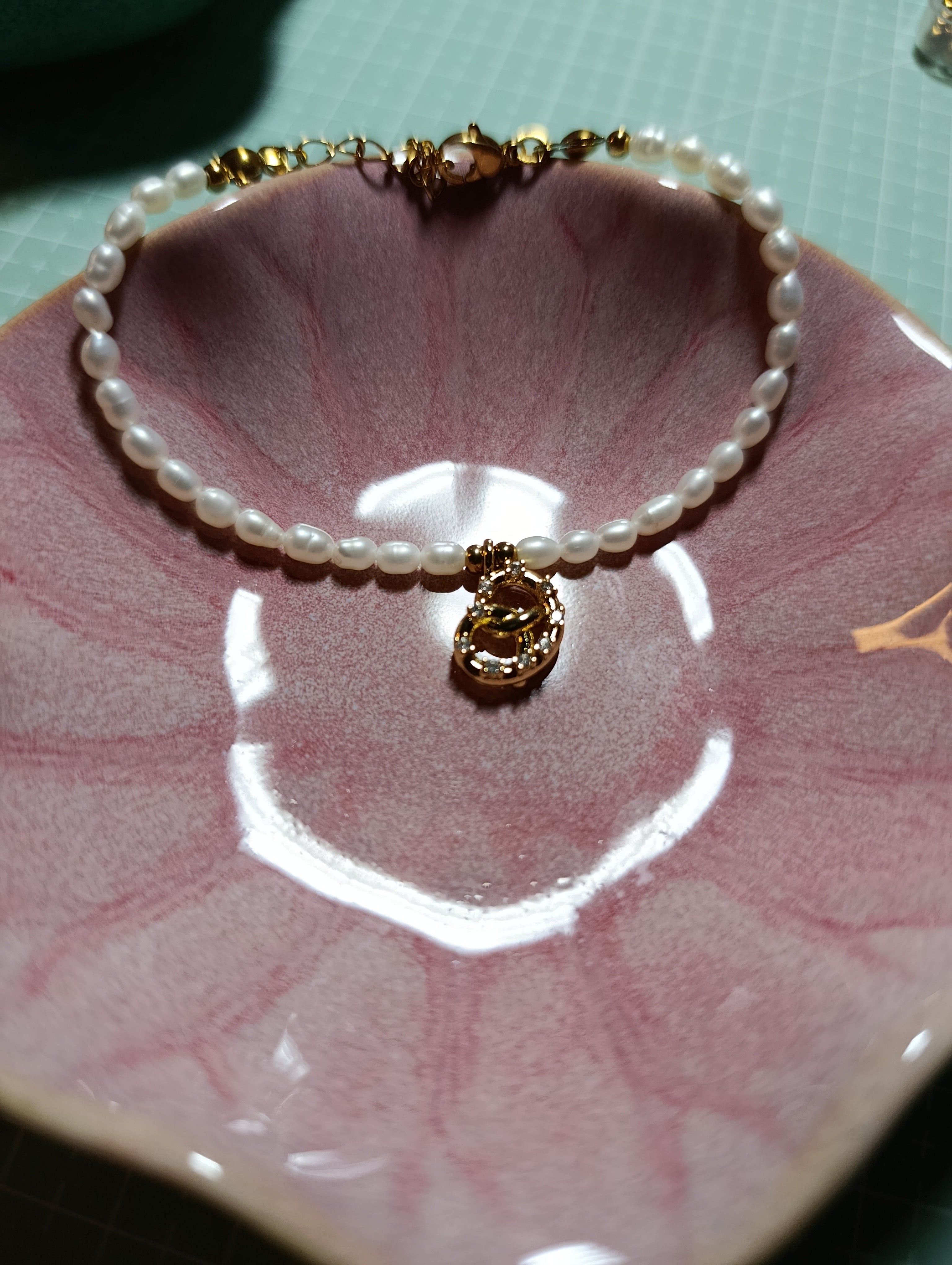 Perlenarmband Brezel Gold – Süßwasserperlenarmband mit Glitzer-Steinen
