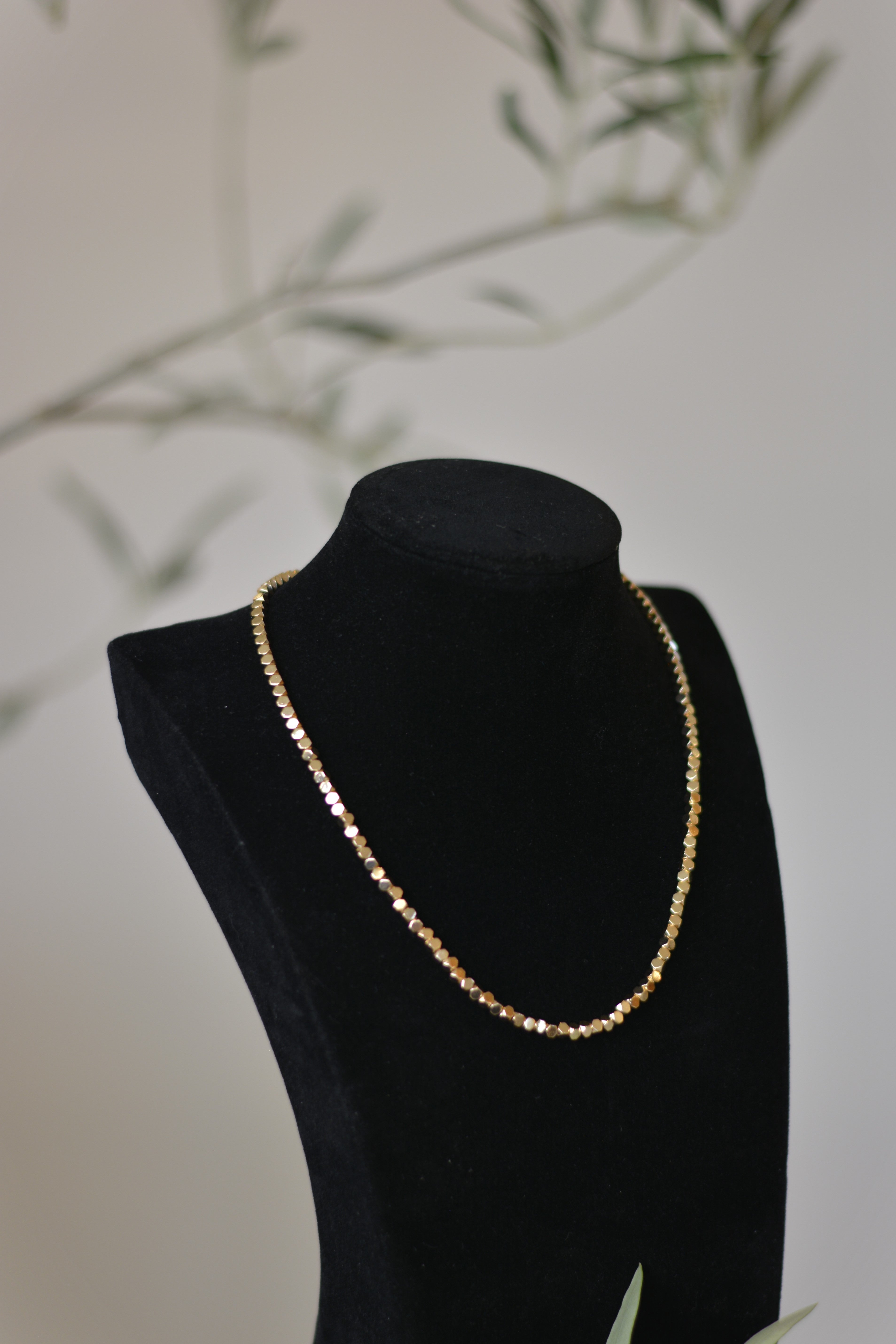 Elegantes Collier aus vergoldeten Hexagon-Elementen (auch in silber verfügbar)