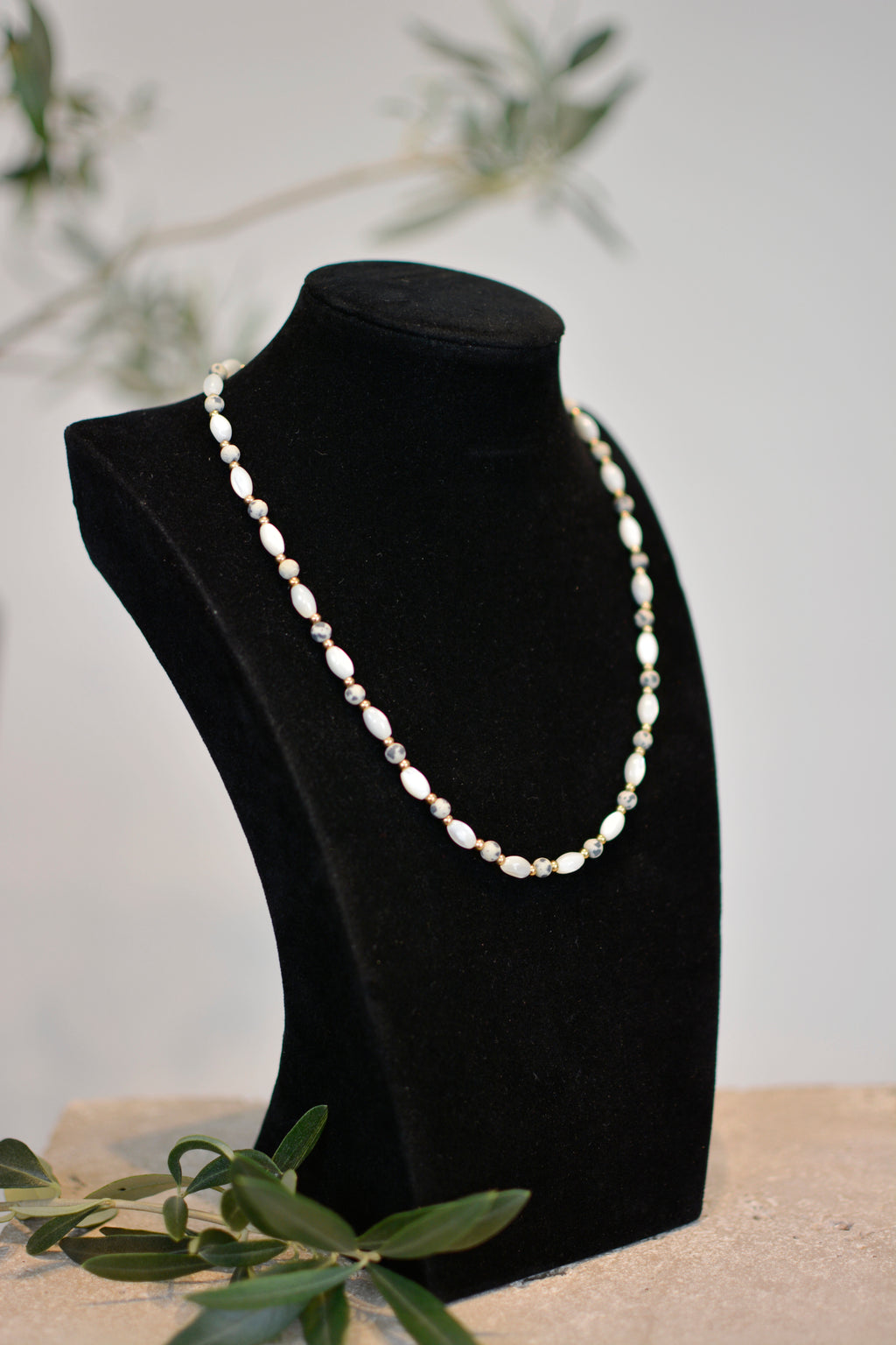 Handgefertigtes Schmuckset: Kette, Armband & Ohrringe mit Dalmatiner Jaspis & Perlmutt