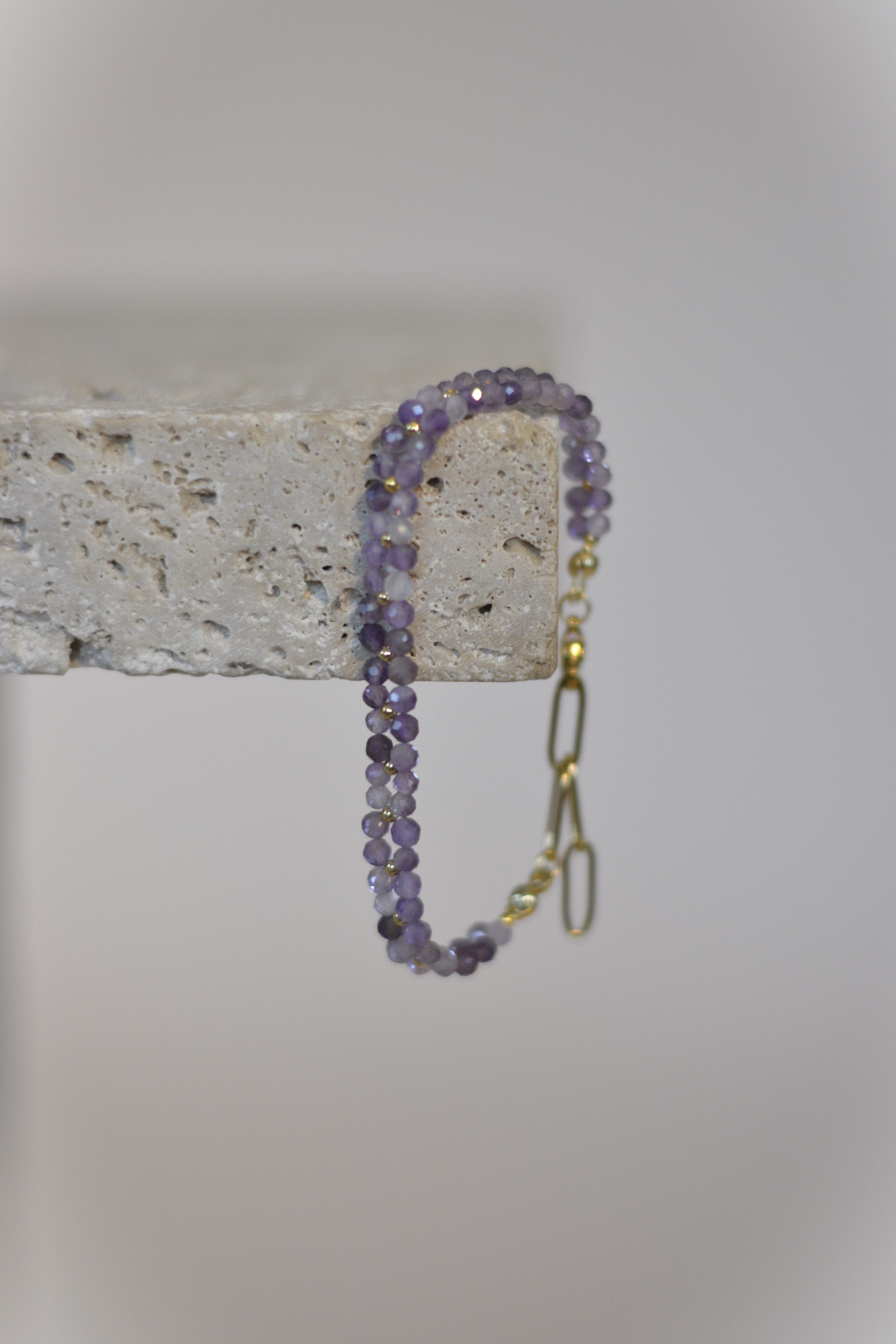 Duo-Layer Armband: Facettierte Amethystperlen mit goldenen Edelstahlperlen