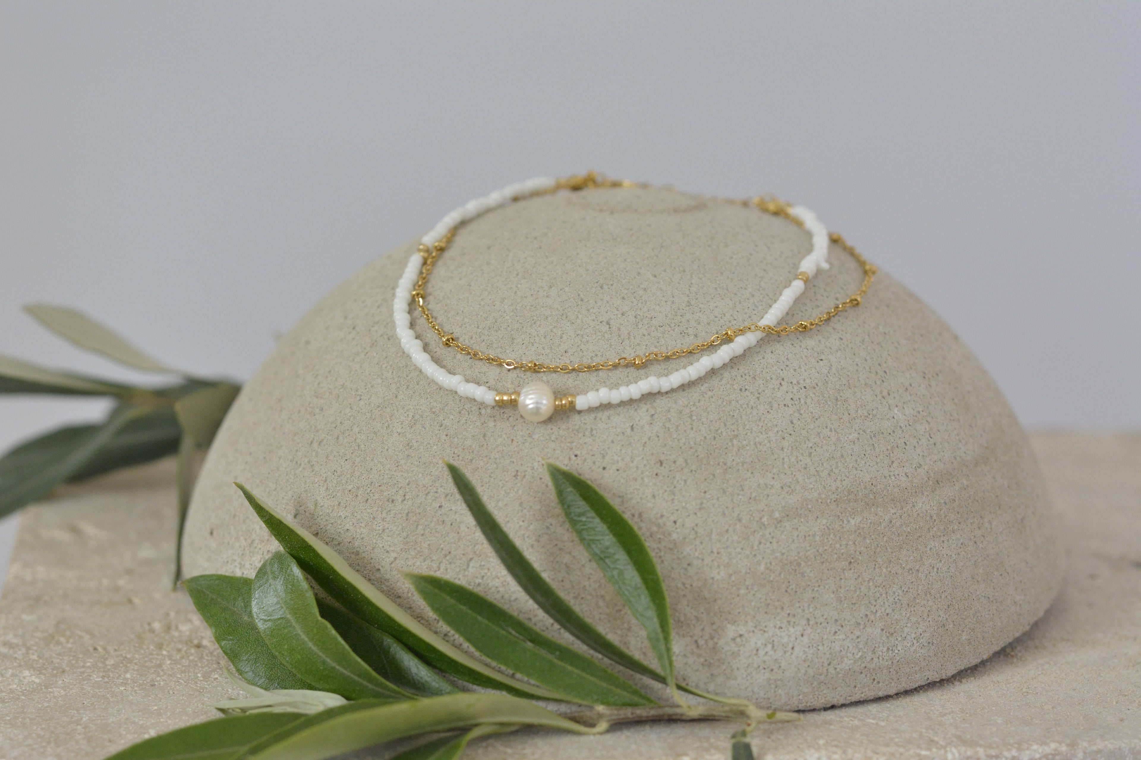 Fußkette in weiß-gold - Highlight ist eine Süßwasserperle