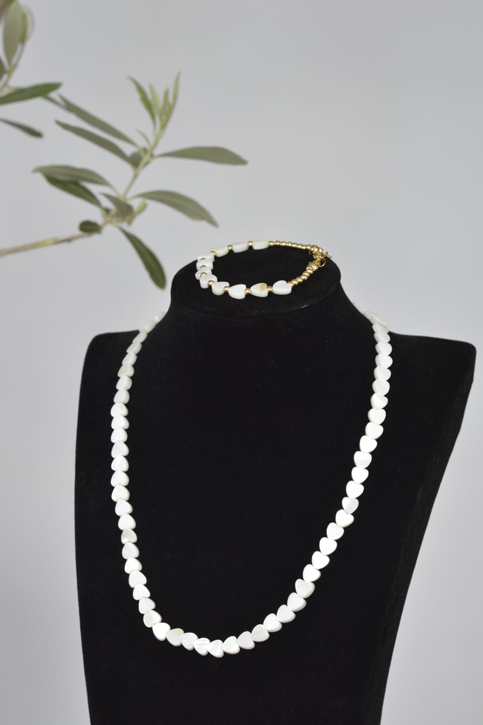Armkette „Heart of Pearl“ – Filigrane Kette mit schimmernden Perlmuttherzen – Boho-Chic & zeitloser Perlenschmuck