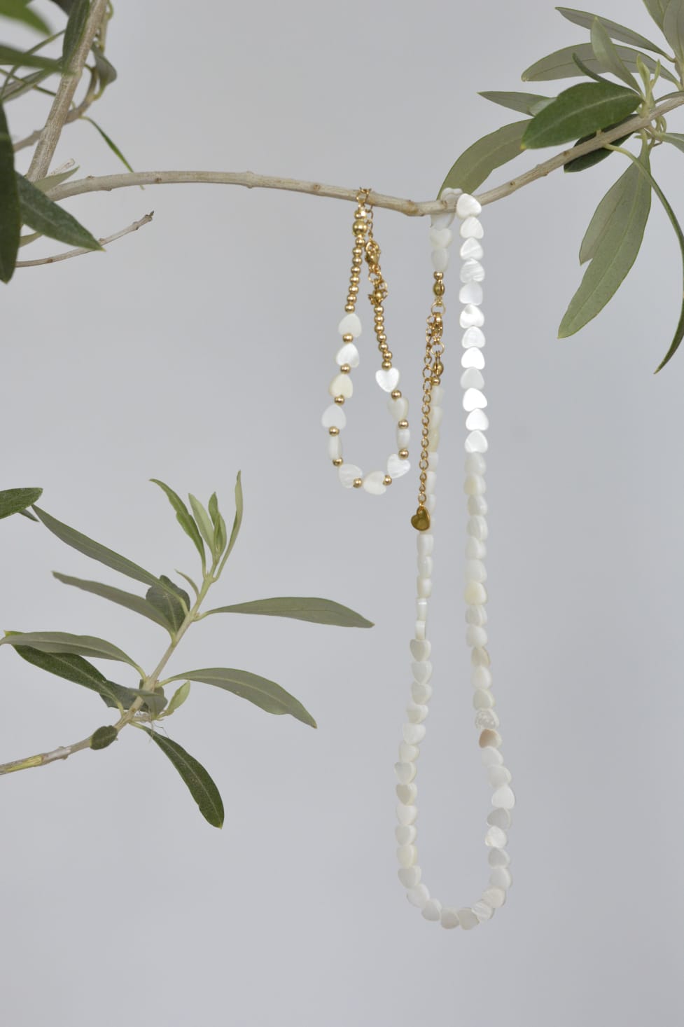Armkette „Heart of Pearl“ – Filigrane Kette mit schimmernden Perlmuttherzen – Boho-Chic & zeitloser Perlenschmuck